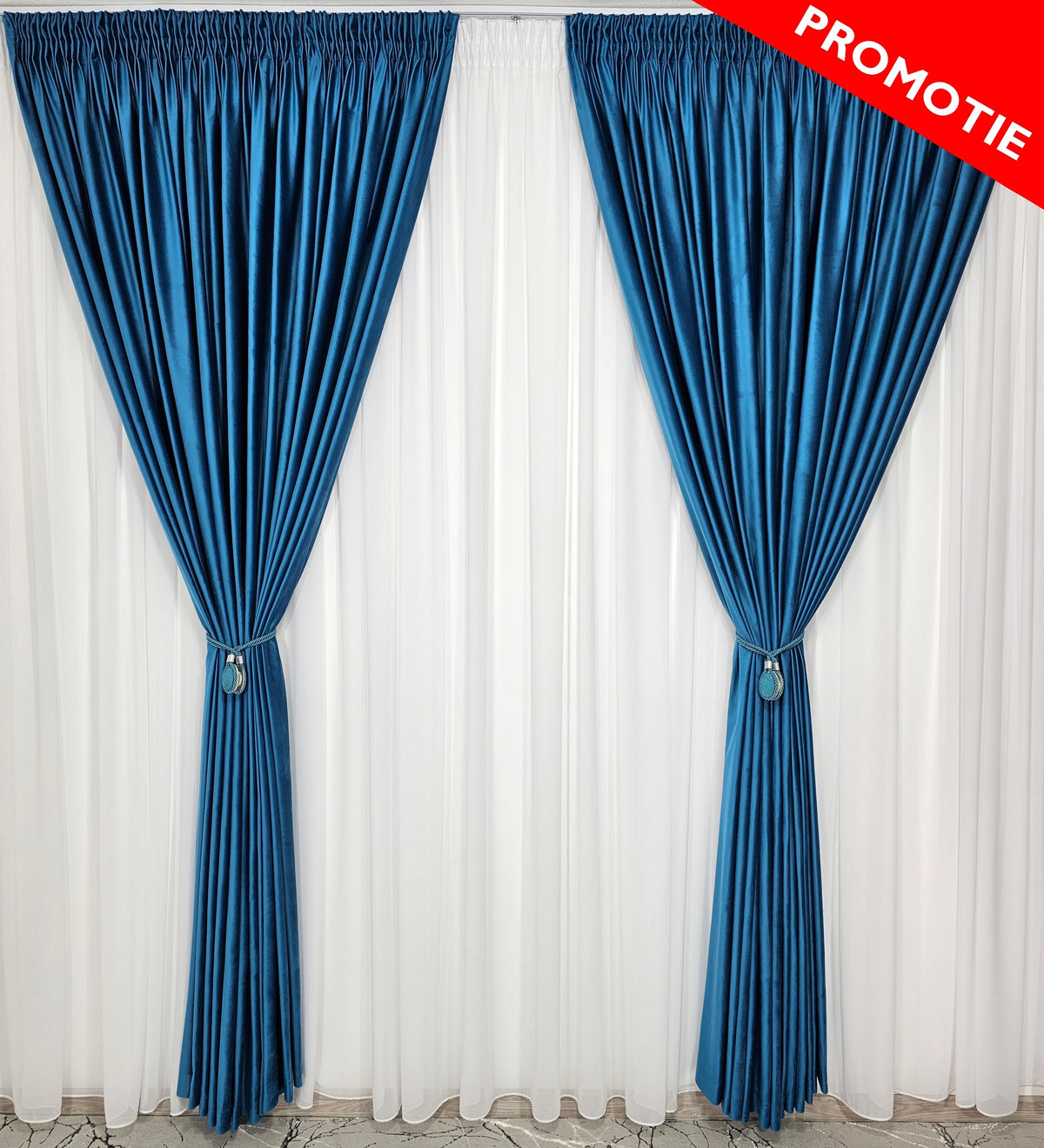 Set Safira: perdea din jorjet alb si draperie din catifea albastra azur