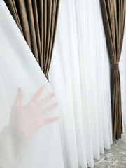 Set Raisa: perdea din jorjet alb si draperie din catifea maro deschis