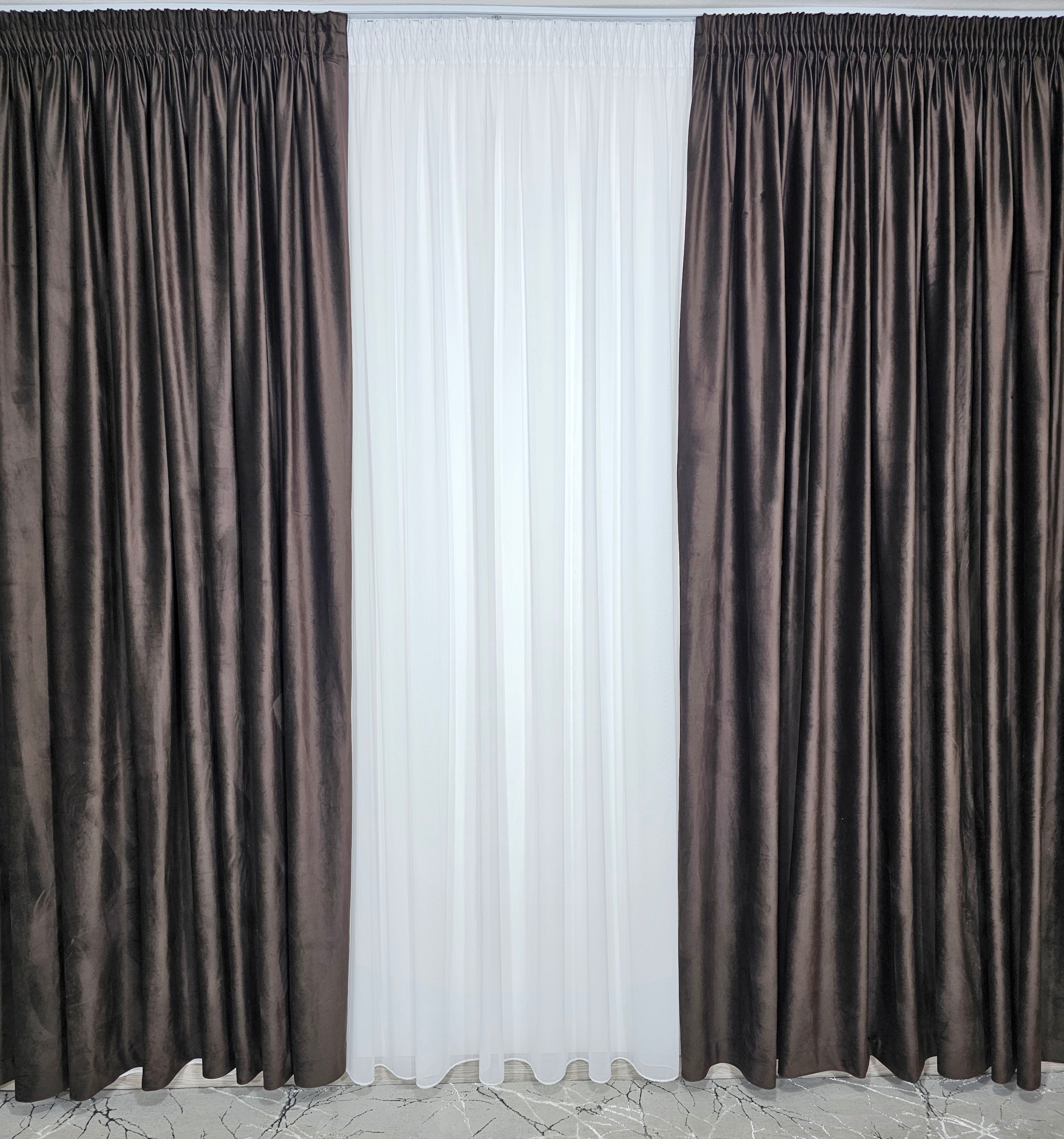 Set Sara: perdea din jorjet alb si draperie din catifea maro închis blackout 90%