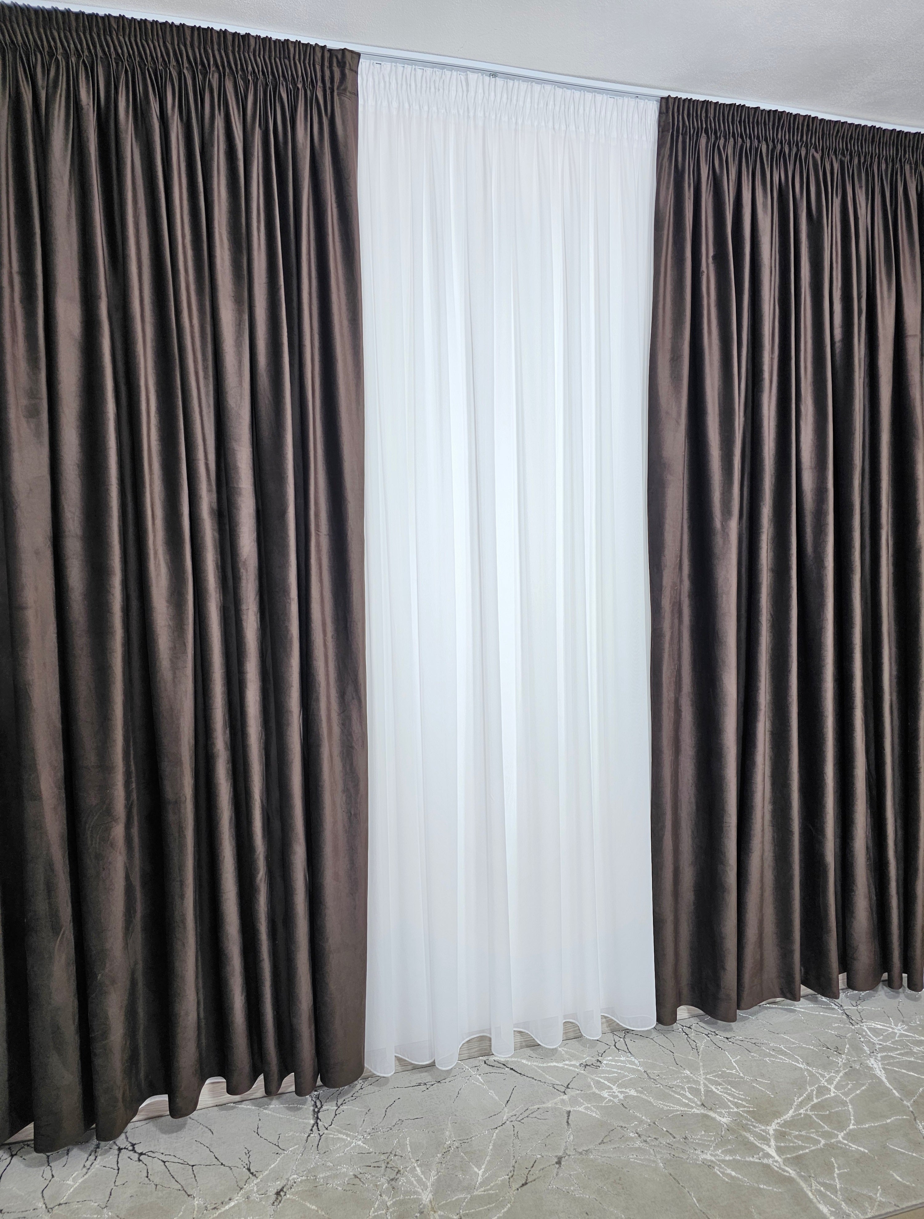 Set Sara: perdea din jorjet alb si draperie din catifea maro închis blackout 90%