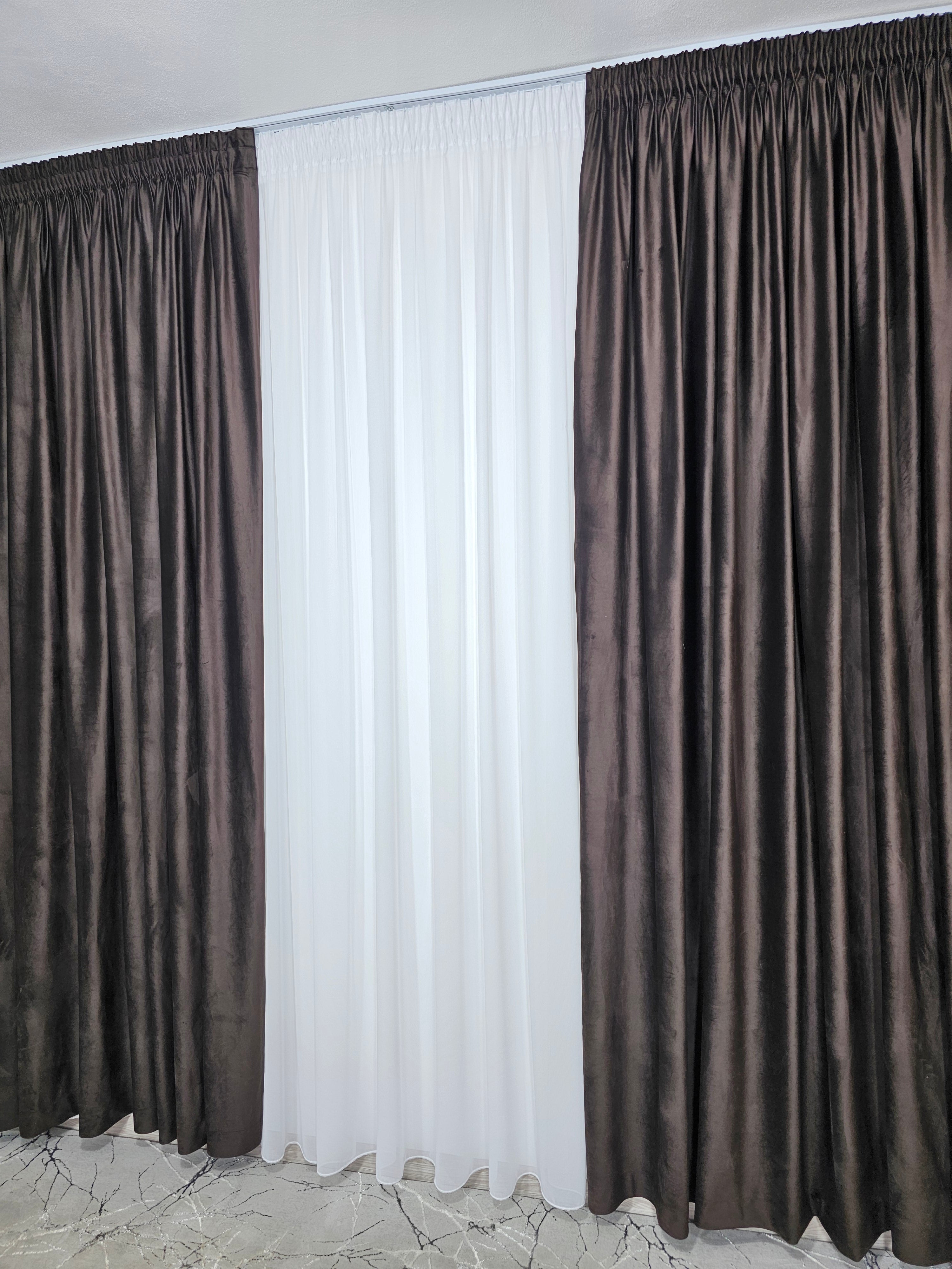 Set Sara: perdea din jorjet alb si draperie din catifea maro închis blackout 90%