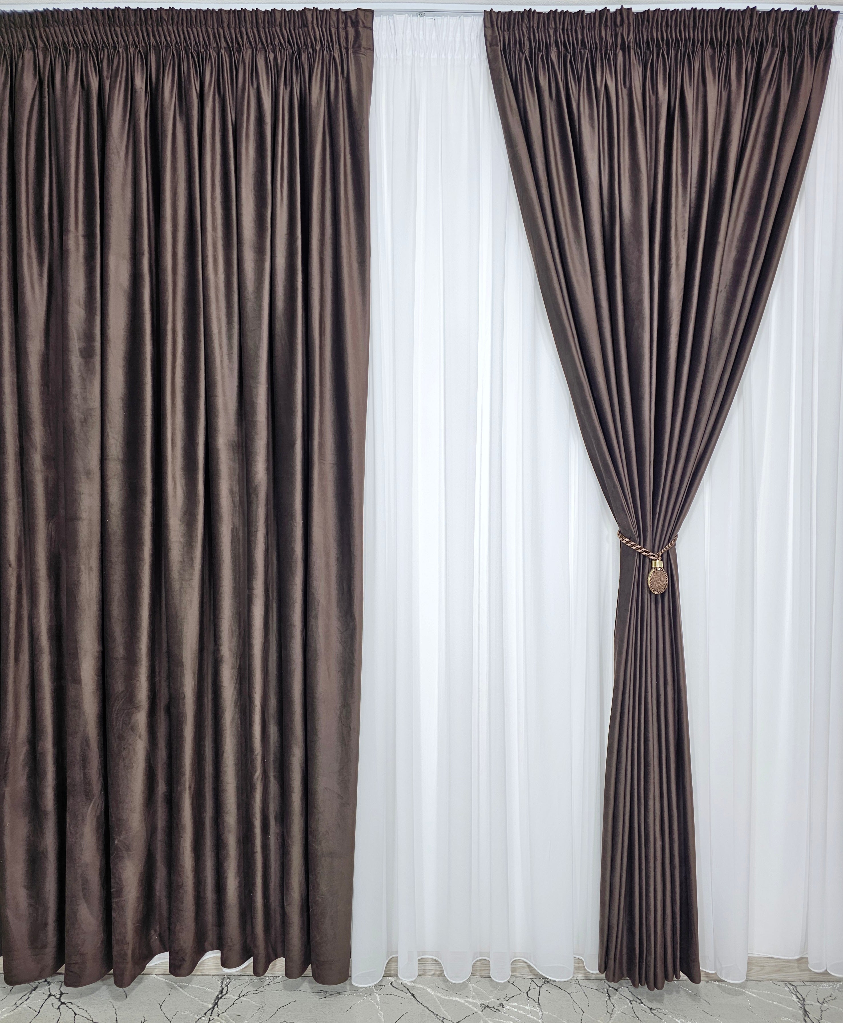 Set Sara: perdea din jorjet alb si draperie din catifea maro închis blackout 90%