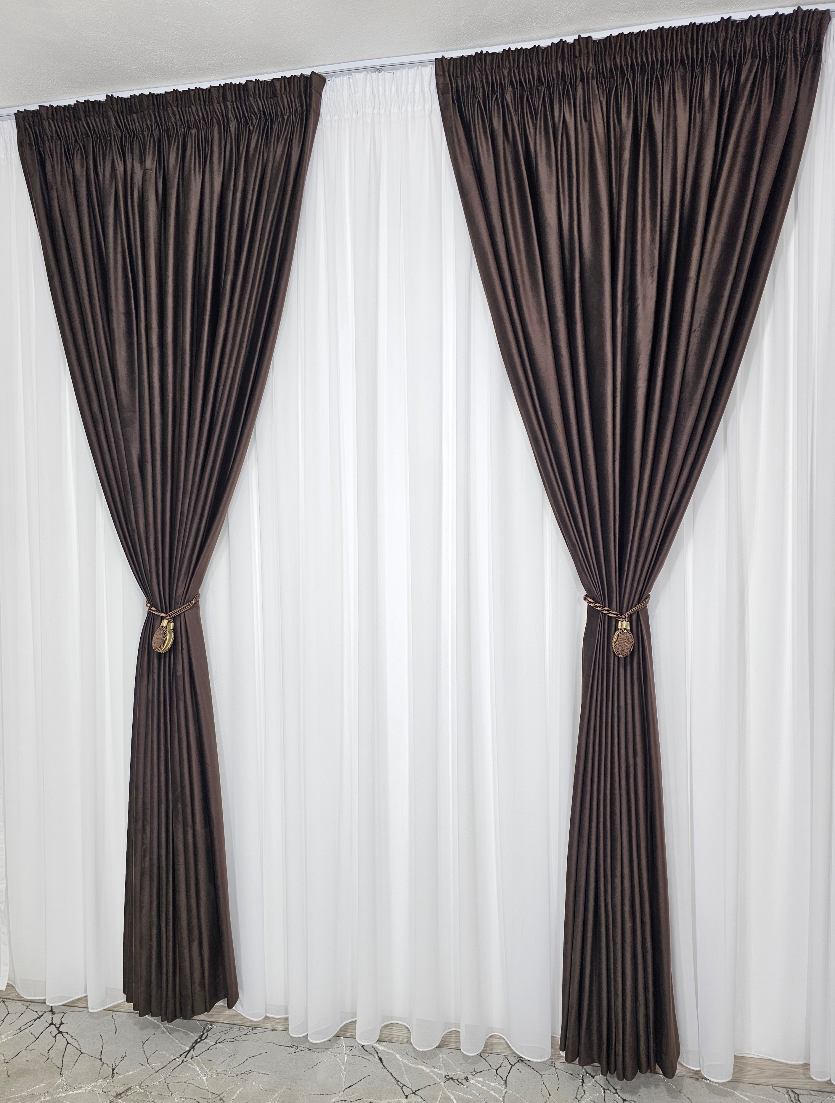 Set Sara: perdea din jorjet alb si draperie din catifea maro închis blackout 90%