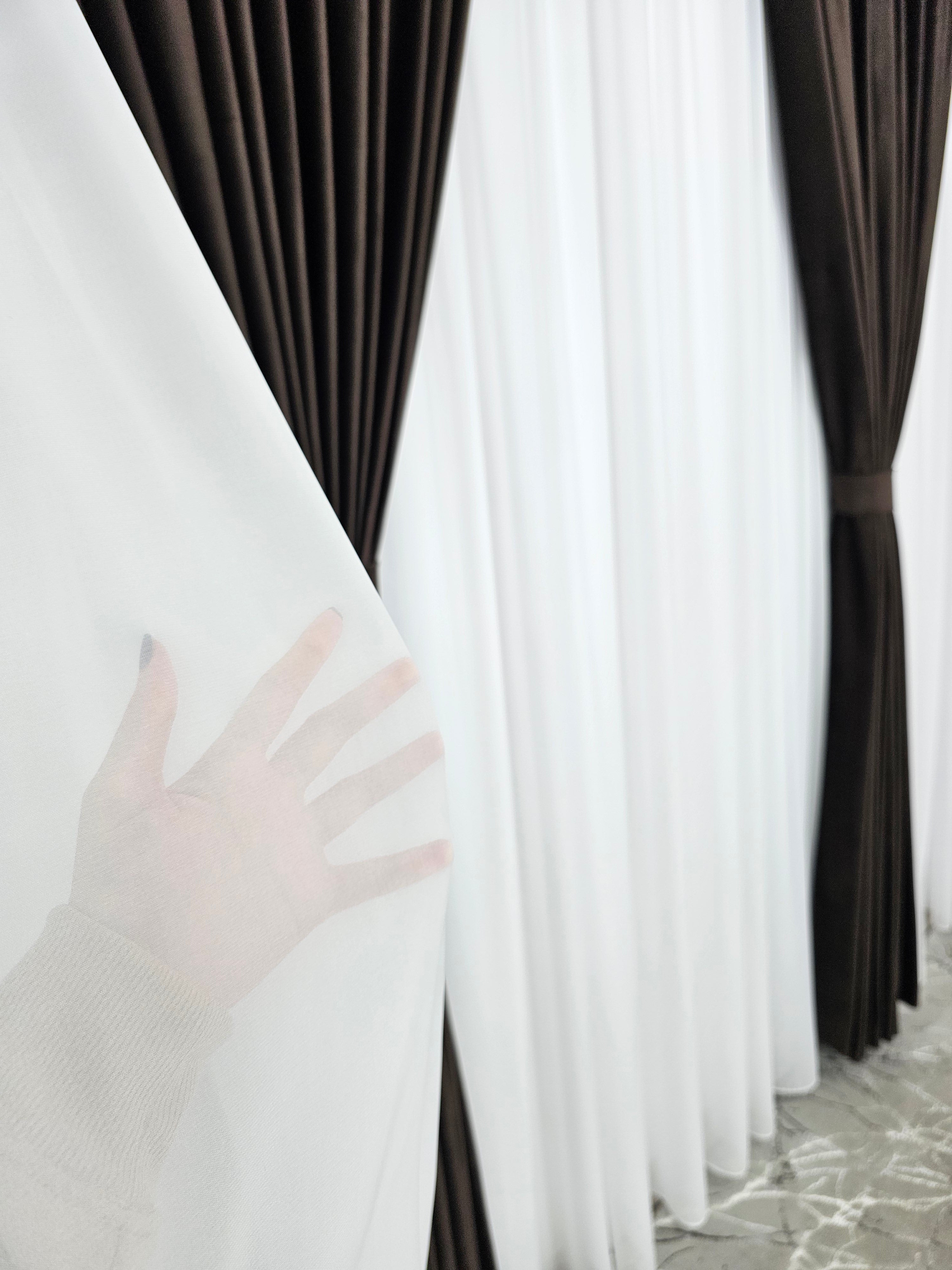 Set Sara: perdea din jorjet alb si draperie din catifea maro închis blackout 90%