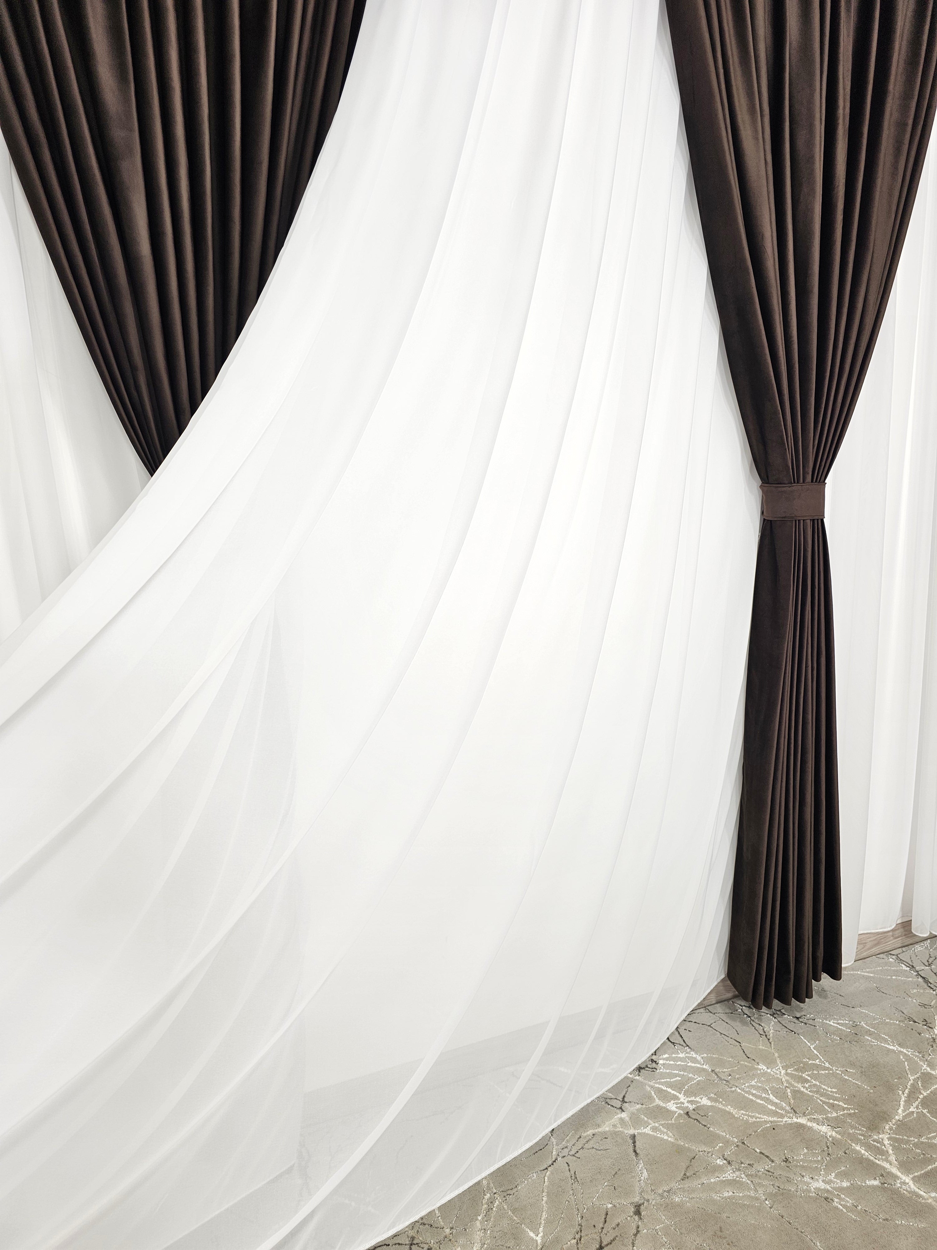 Set Sara: perdea din jorjet alb si draperie din catifea maro închis blackout 90%