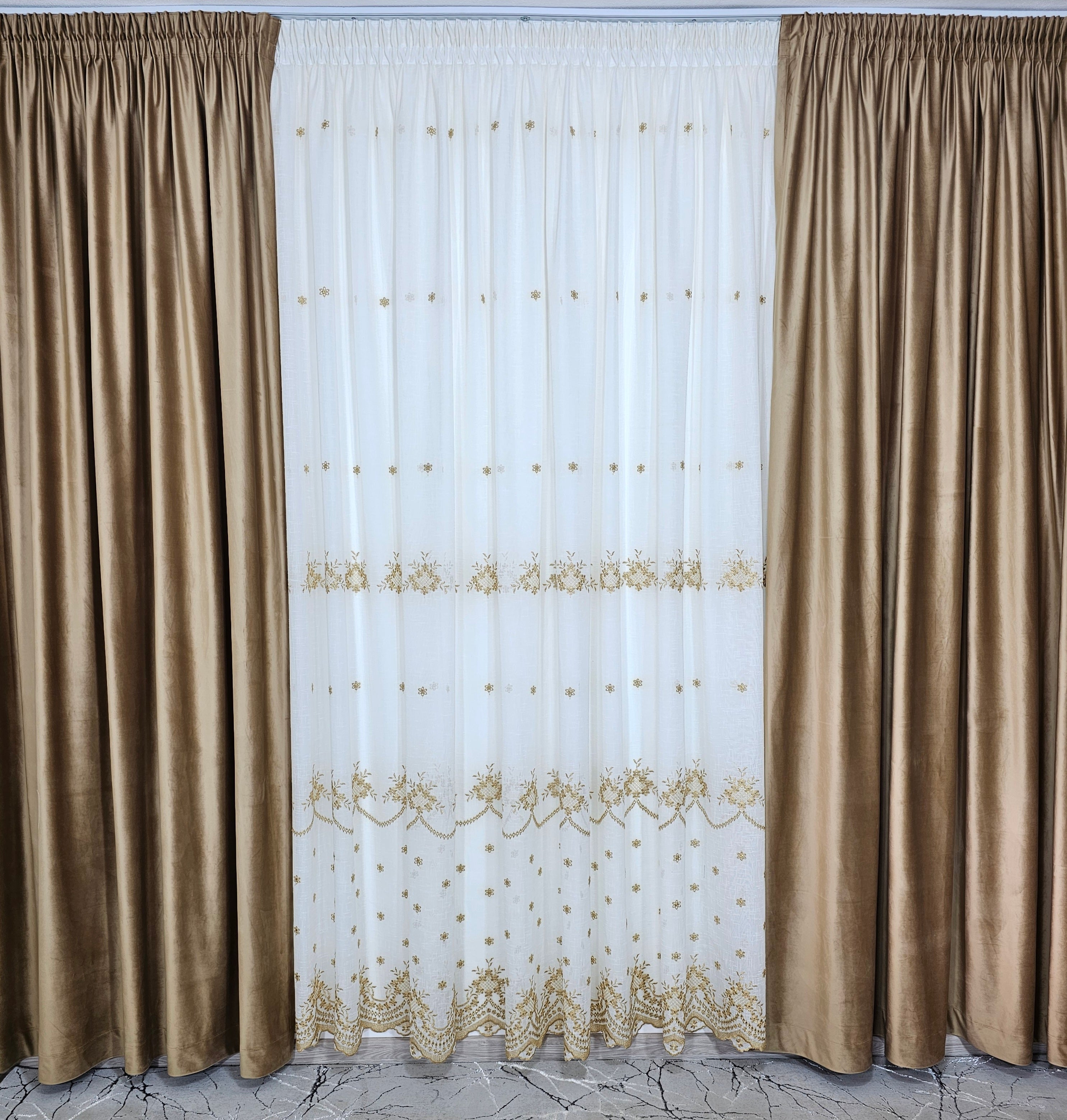 Set Reina: perdea ivoire din in gros cu broderie capucino si draperie din catifea caramel