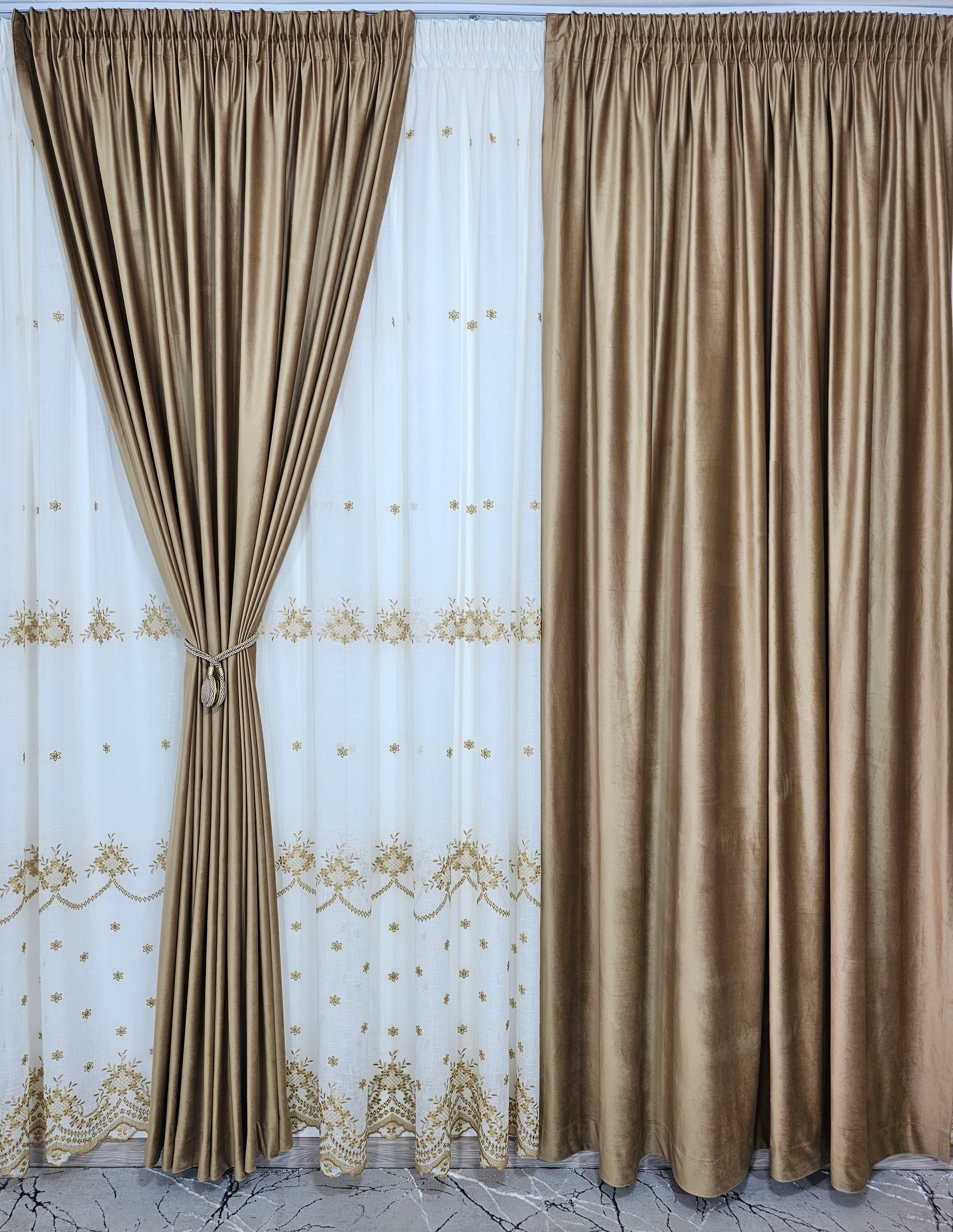 Set Reina: perdea ivoire din in gros cu broderie capucino si draperie din catifea caramel