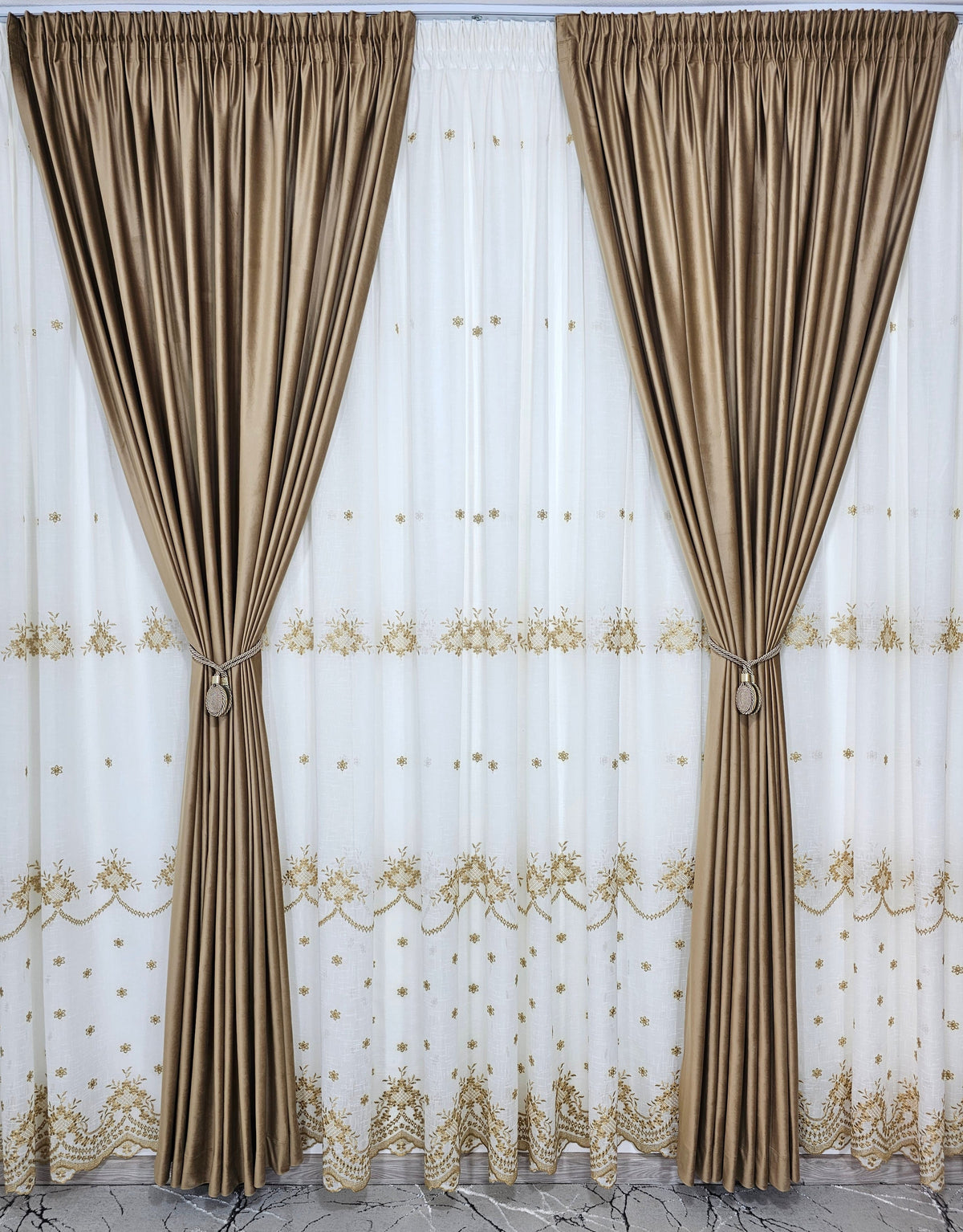 Set Reina: perdea ivoire din in gros cu broderie capucino si draperie din catifea caramel