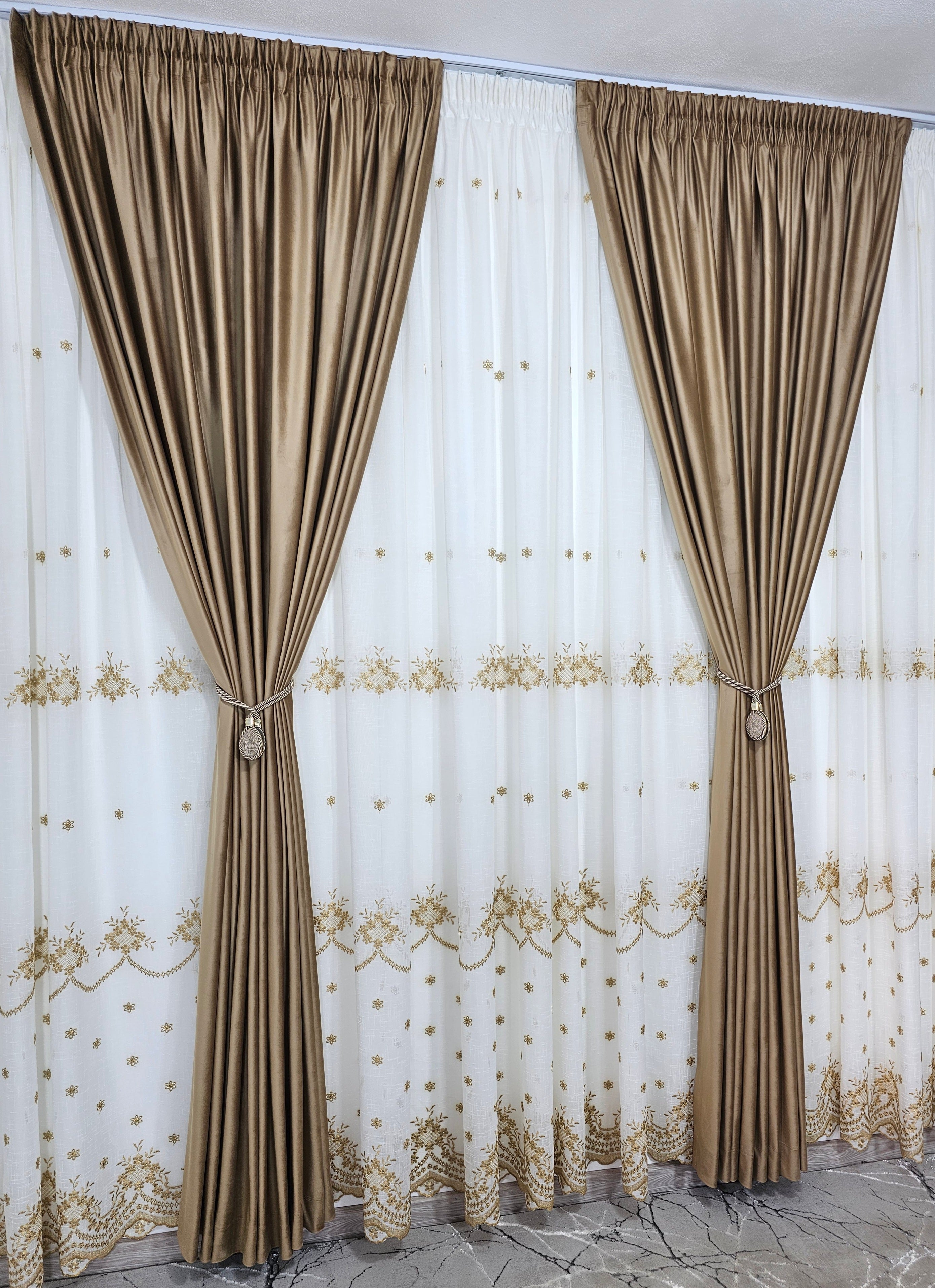 Set Reina: perdea ivoire din in gros cu broderie capucino si draperie din catifea caramel