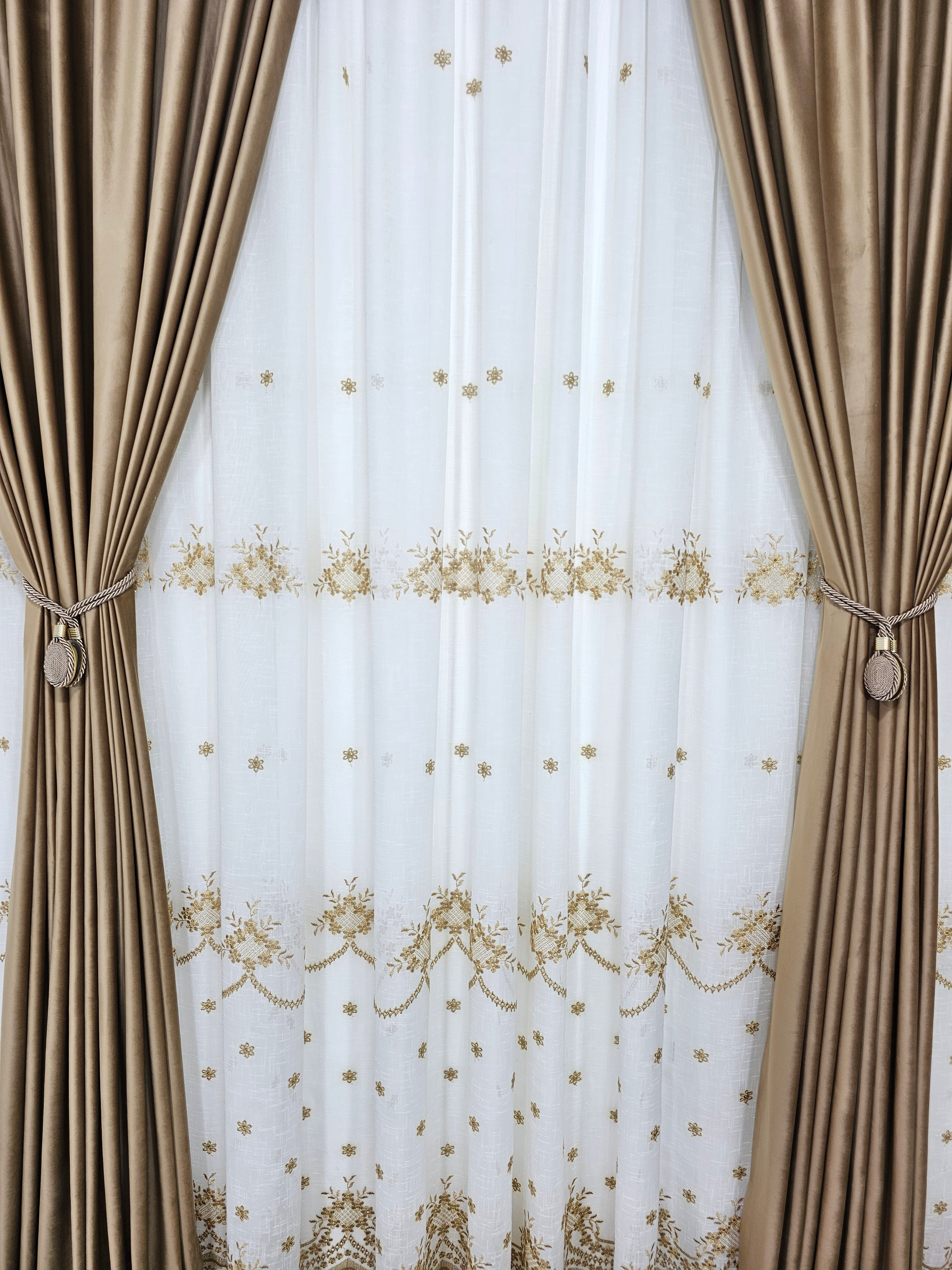 Set Reina: perdea ivoire din in gros cu broderie capucino si draperie din catifea caramel