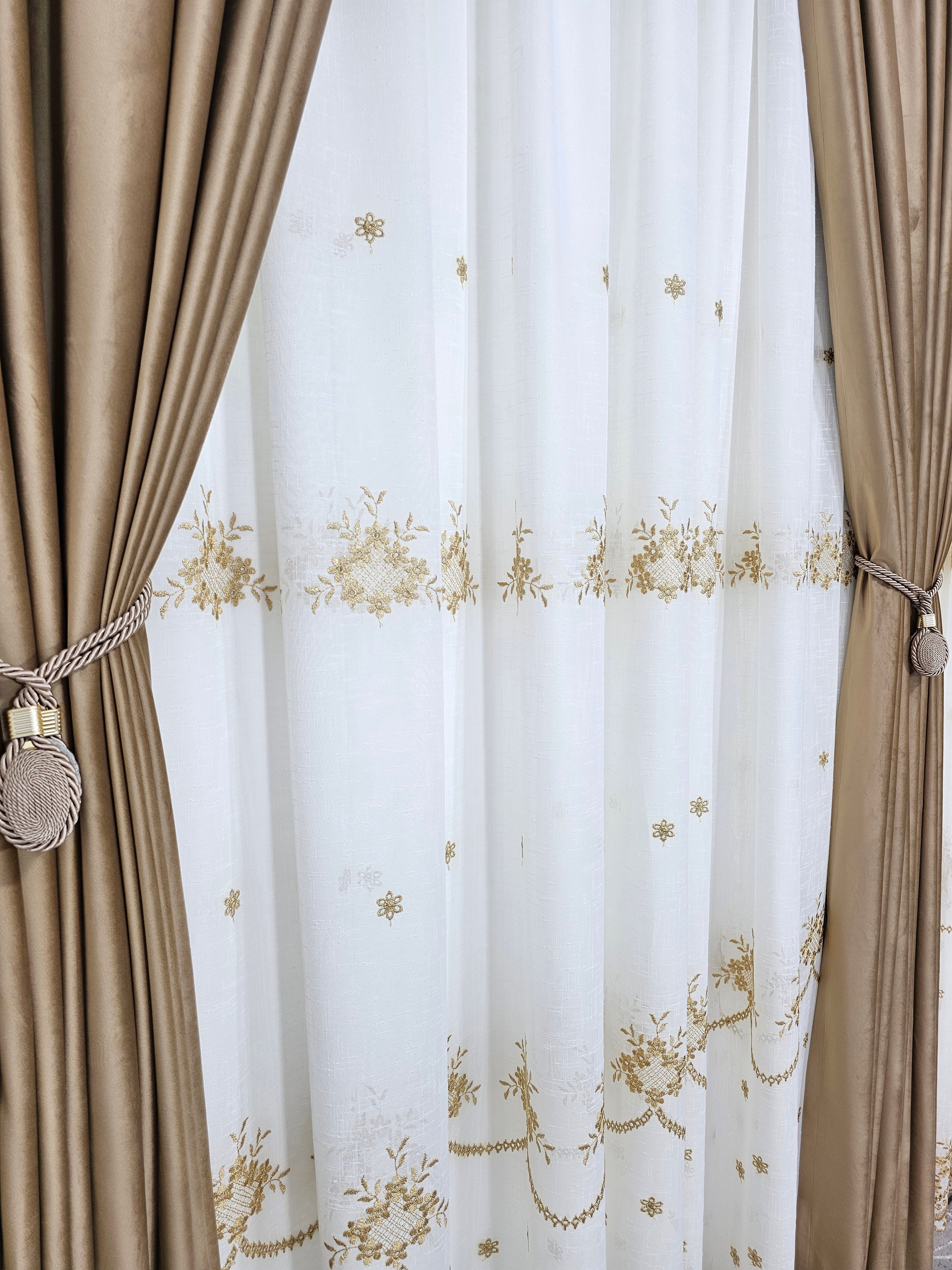 Set Reina: perdea ivoire din in gros cu broderie capucino si draperie din catifea caramel