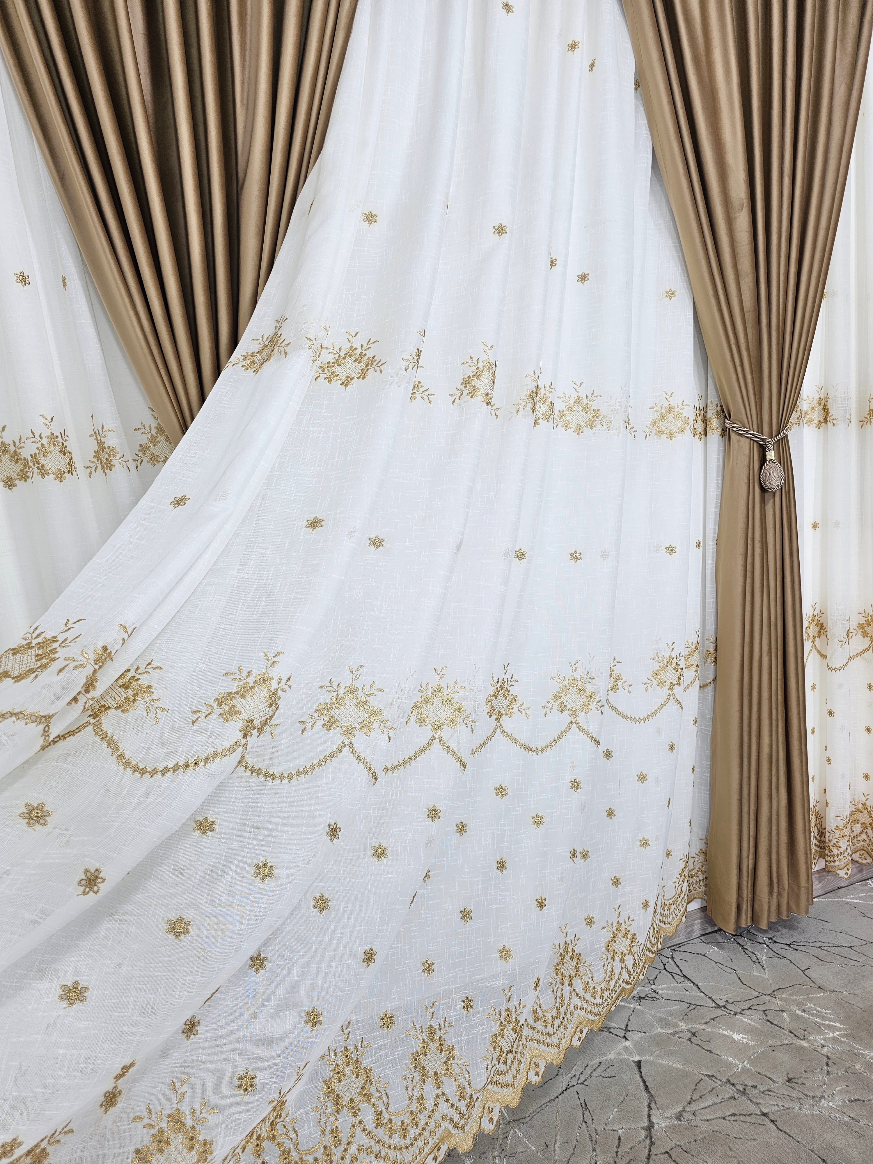 Set Reina: perdea ivoire din in gros cu broderie capucino si draperie din catifea caramel
