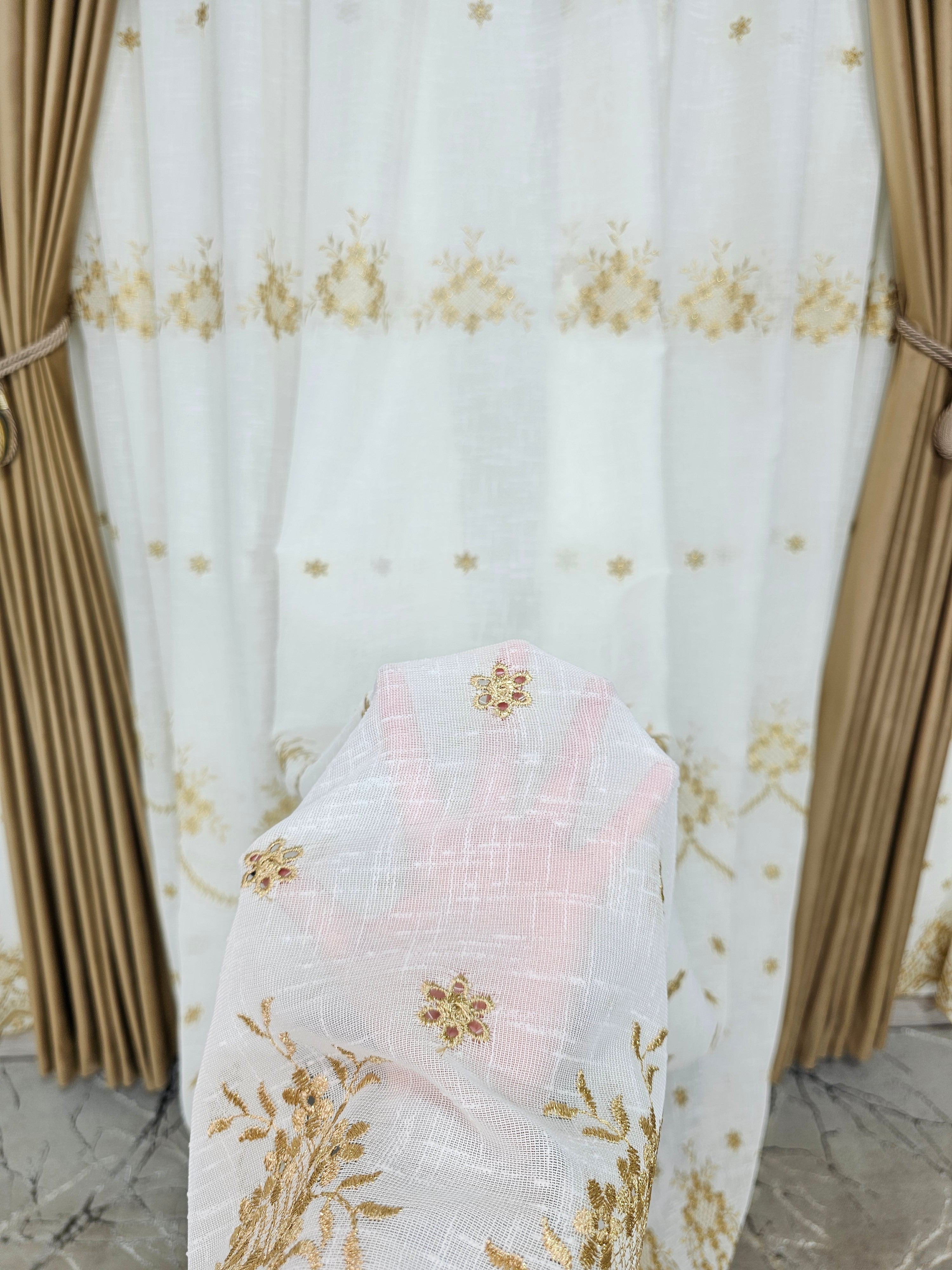 Set Reina: perdea ivoire din in gros cu broderie capucino si draperie din catifea caramel