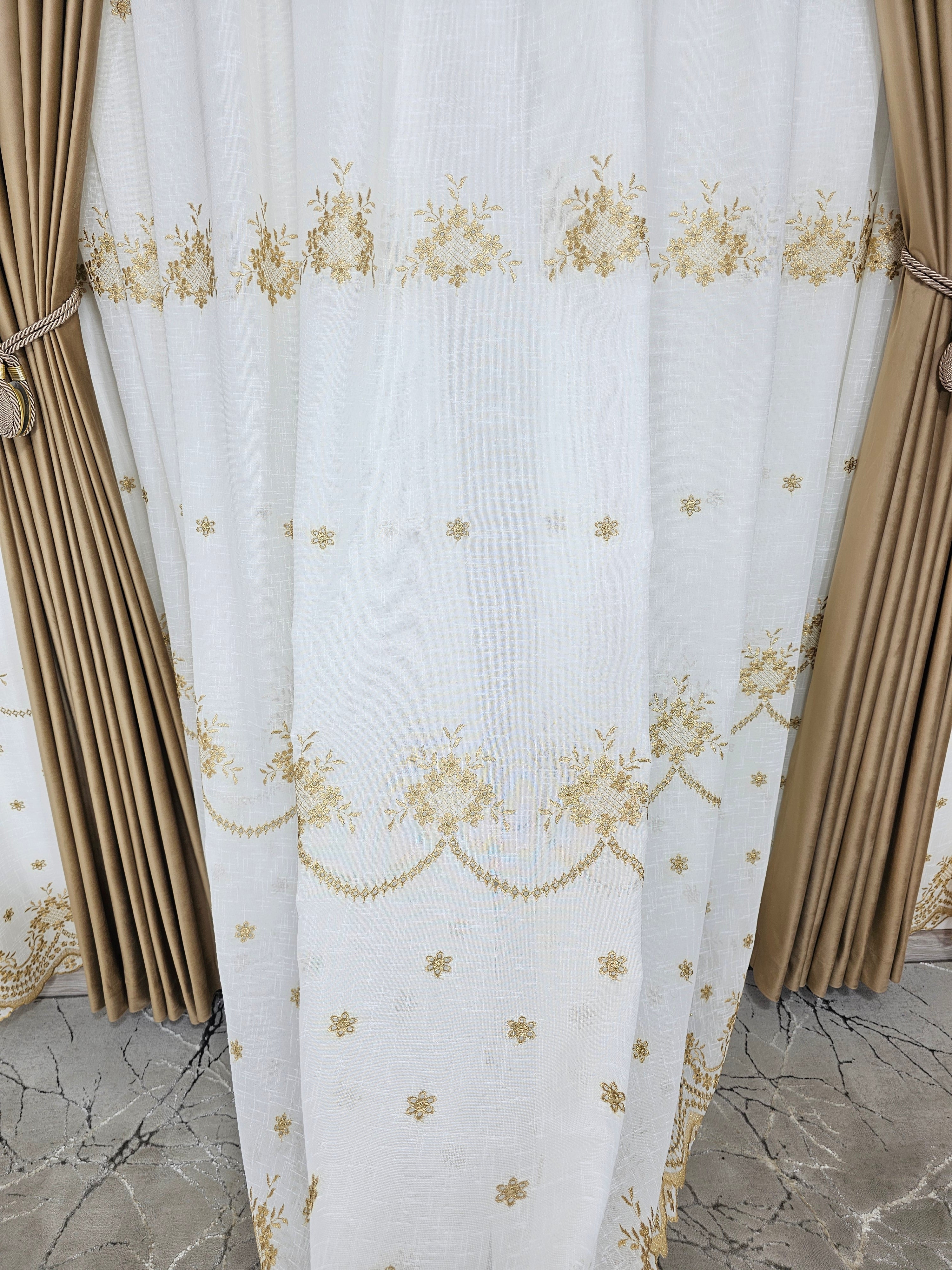 Set Reina: perdea ivoire din in gros cu broderie capucino si draperie din catifea caramel