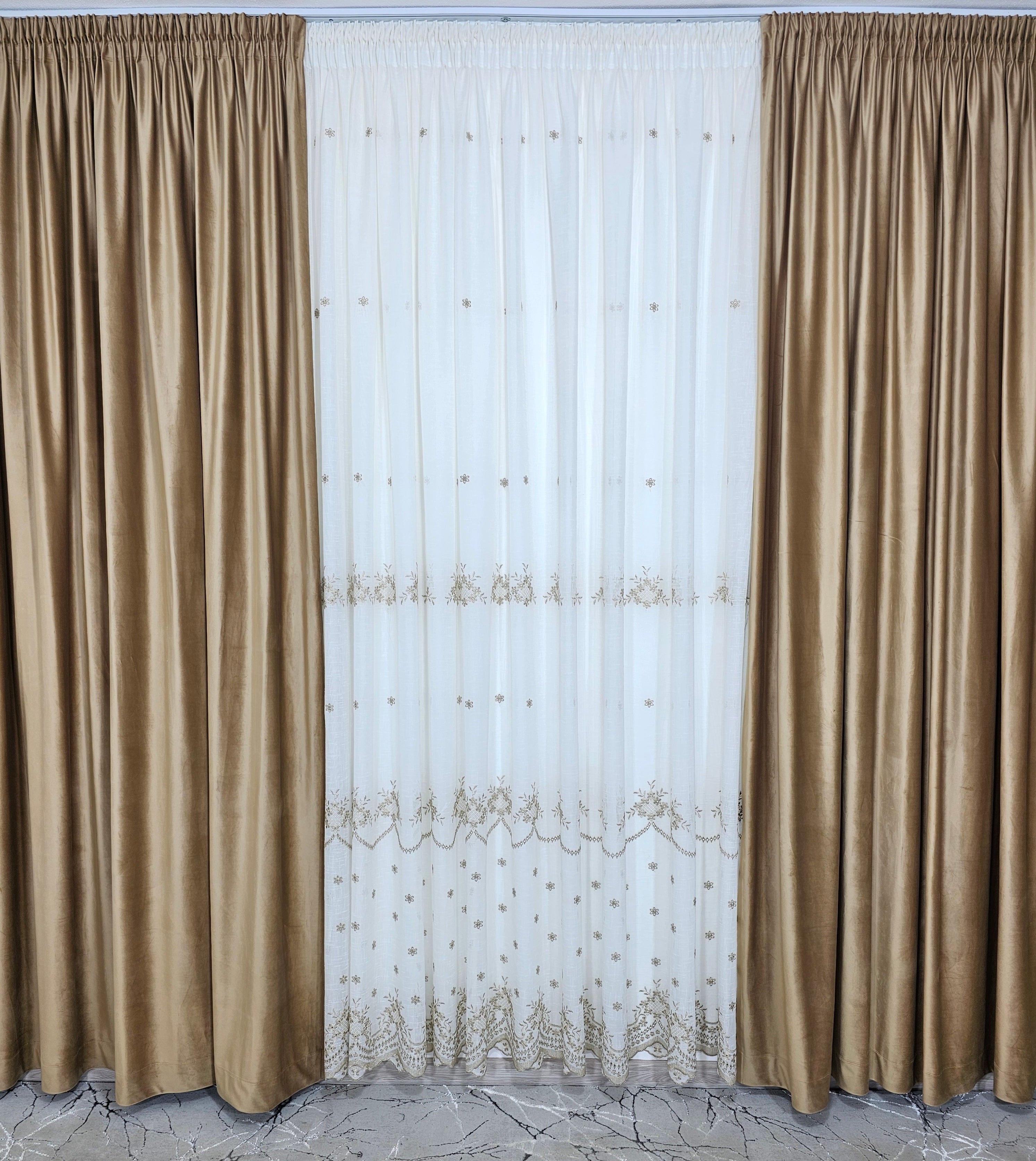 Set Amanda: perdea ivoire din in gros cu broderie bej si draperie din catifea caramel