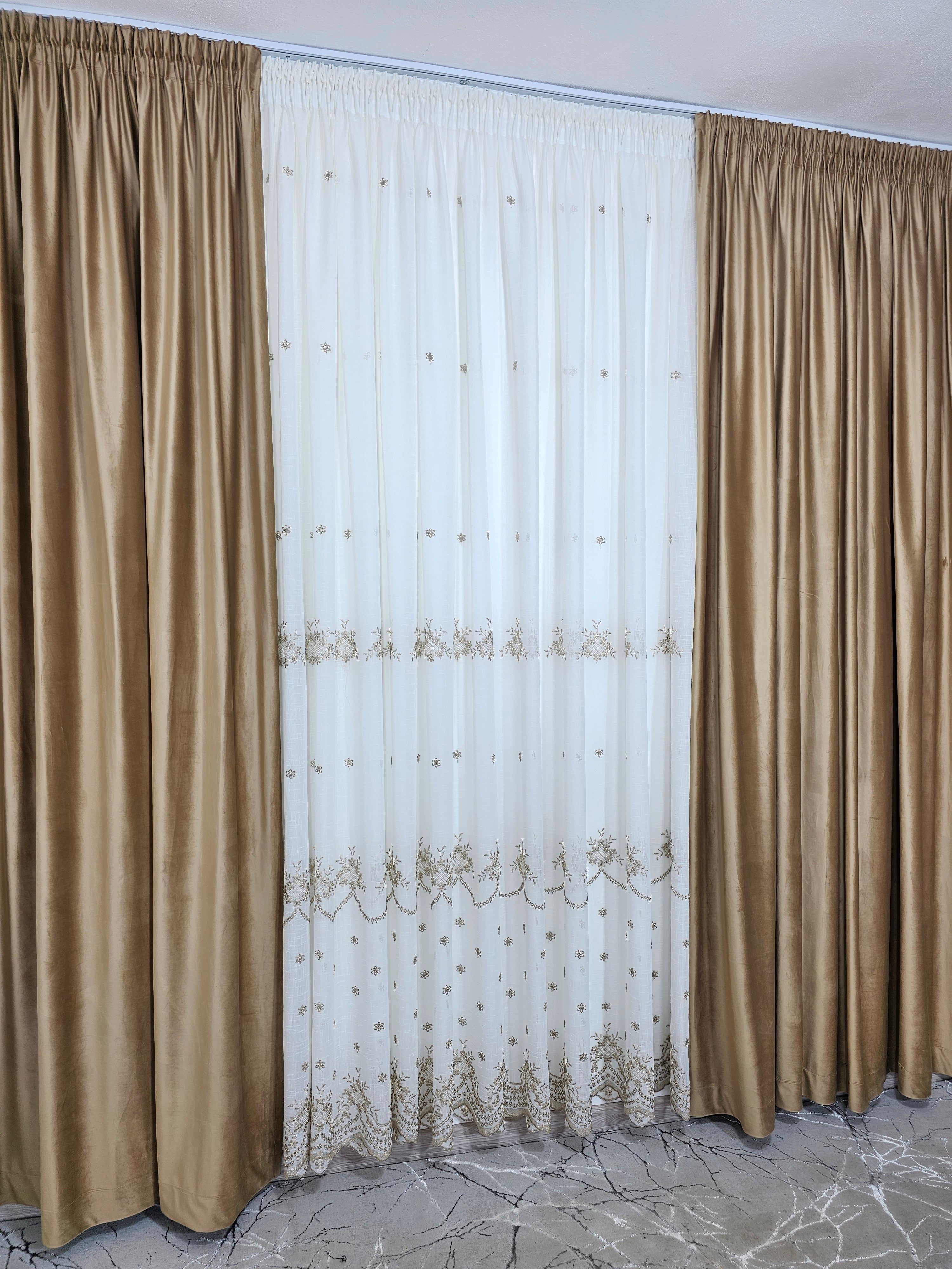 Set Amanda: perdea ivoire din in gros cu broderie bej si draperie din catifea caramel