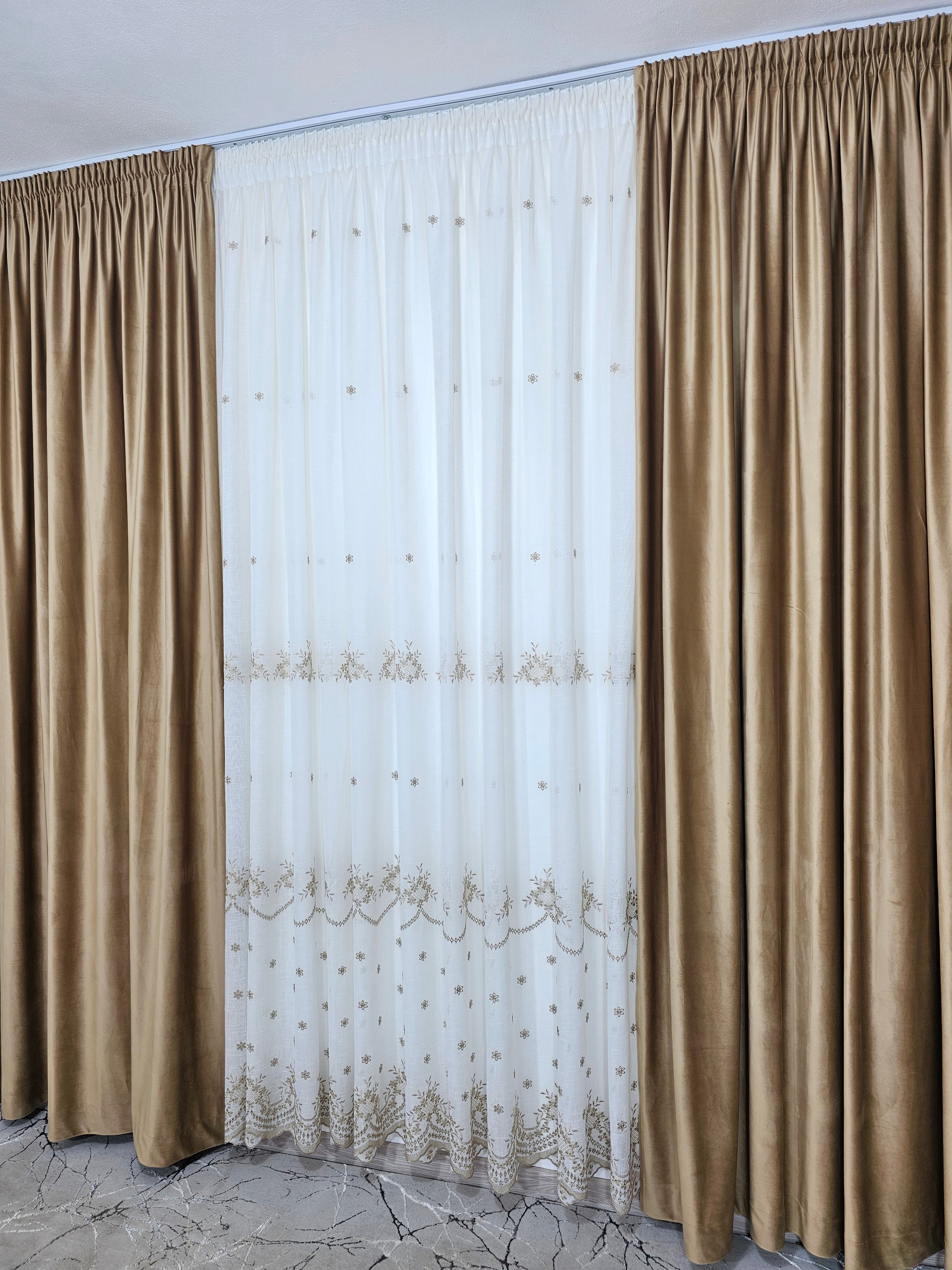 Set Amanda: perdea ivoire din in gros cu broderie bej si draperie din catifea caramel