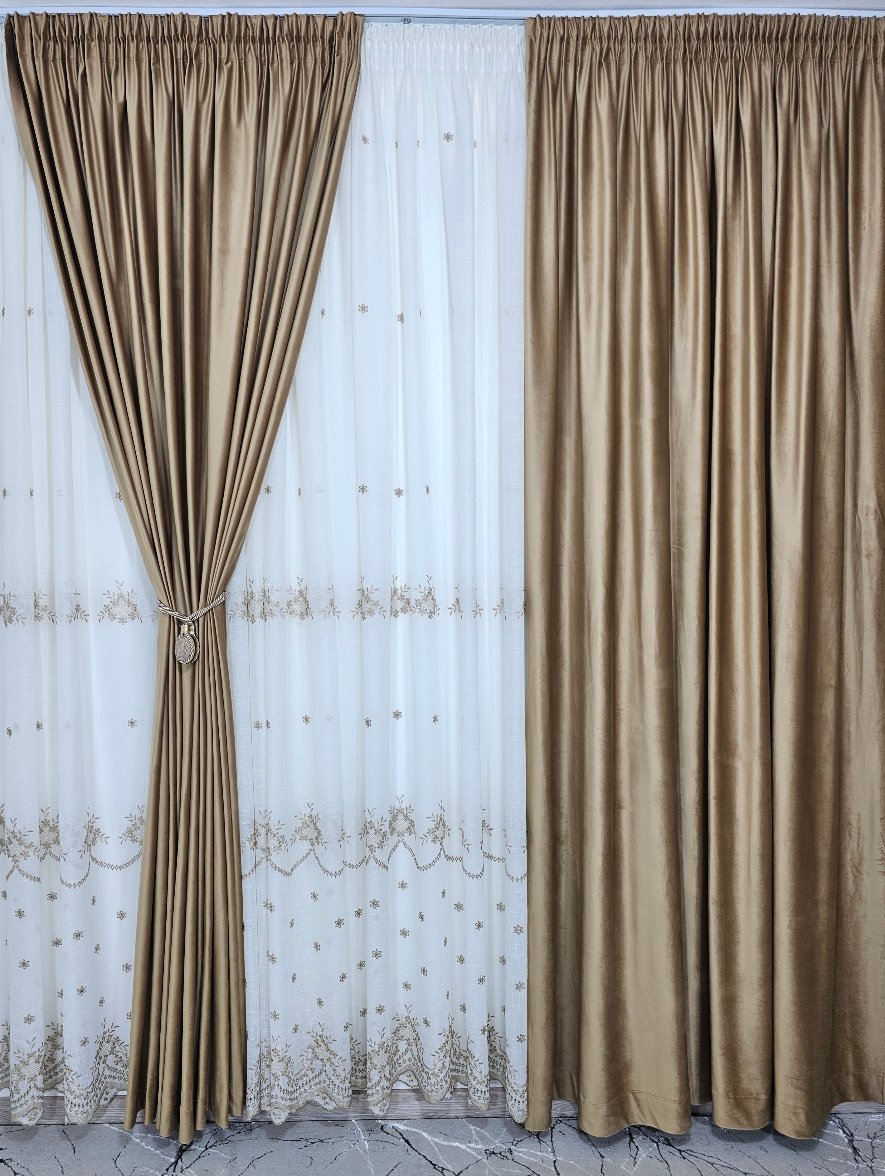 Set Amanda: perdea ivoire din in gros cu broderie bej si draperie din catifea caramel