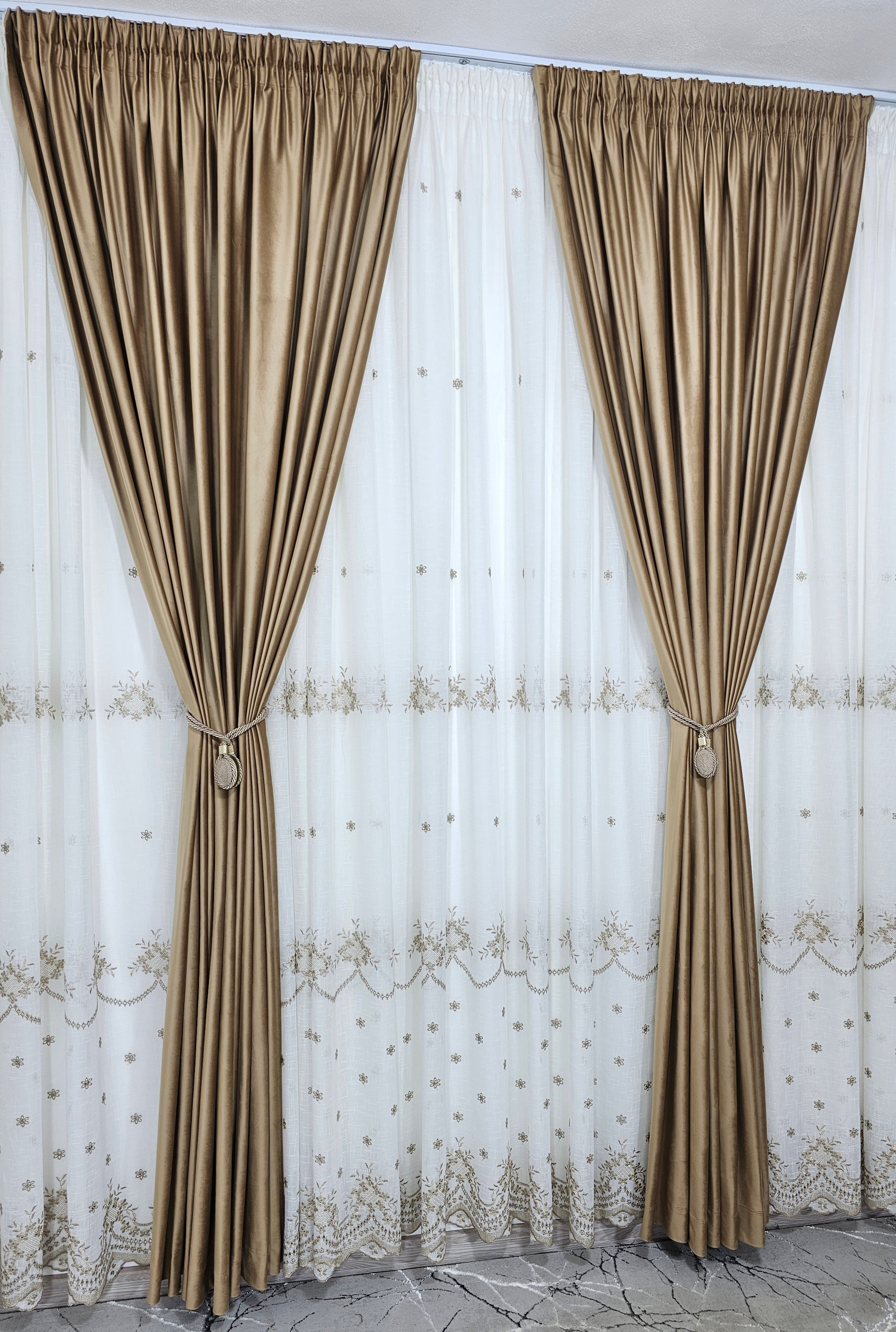 Set Amanda: perdea ivoire din in gros cu broderie bej si draperie din catifea caramel