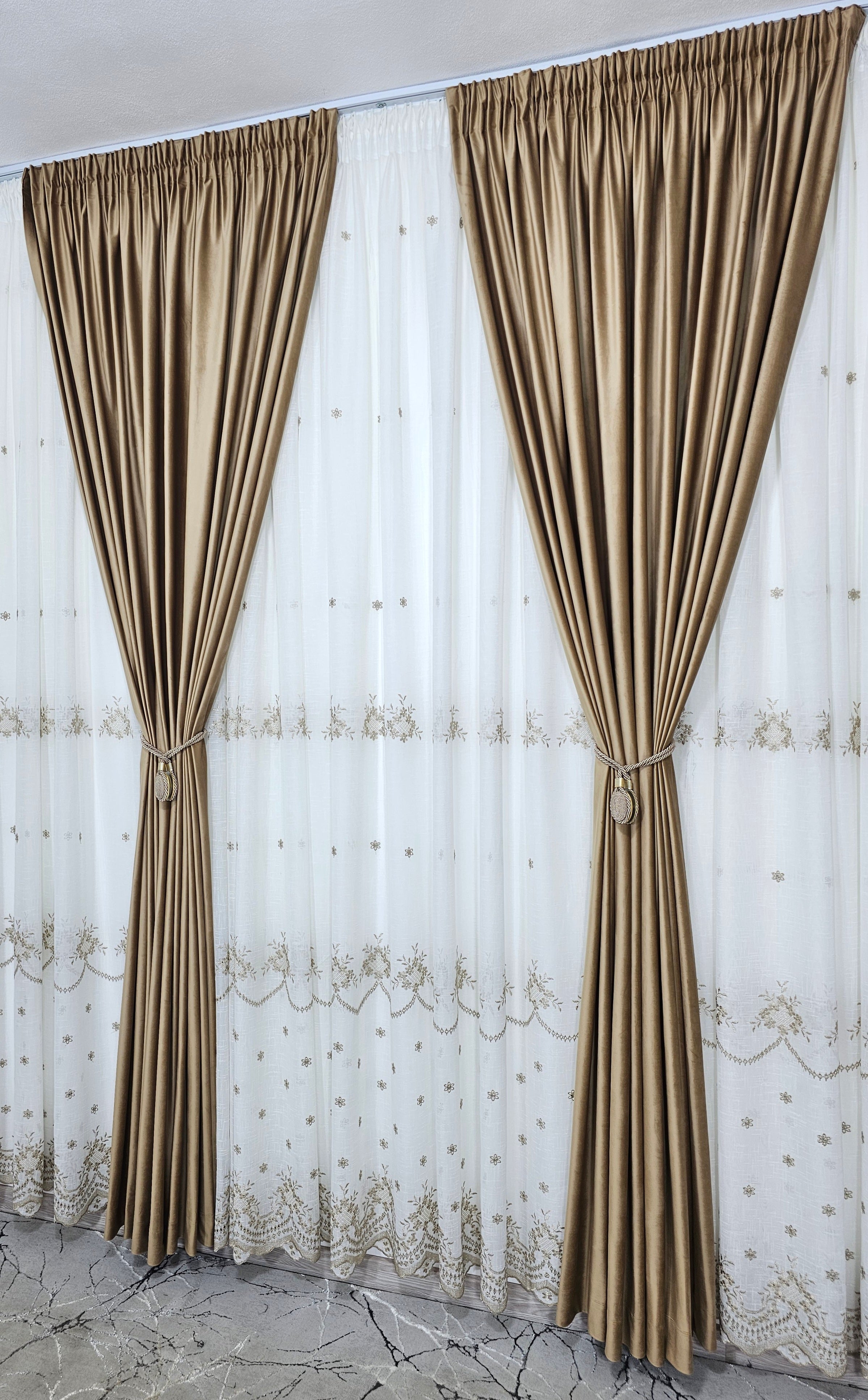 Set Amanda: perdea ivoire din in gros cu broderie bej si draperie din catifea caramel