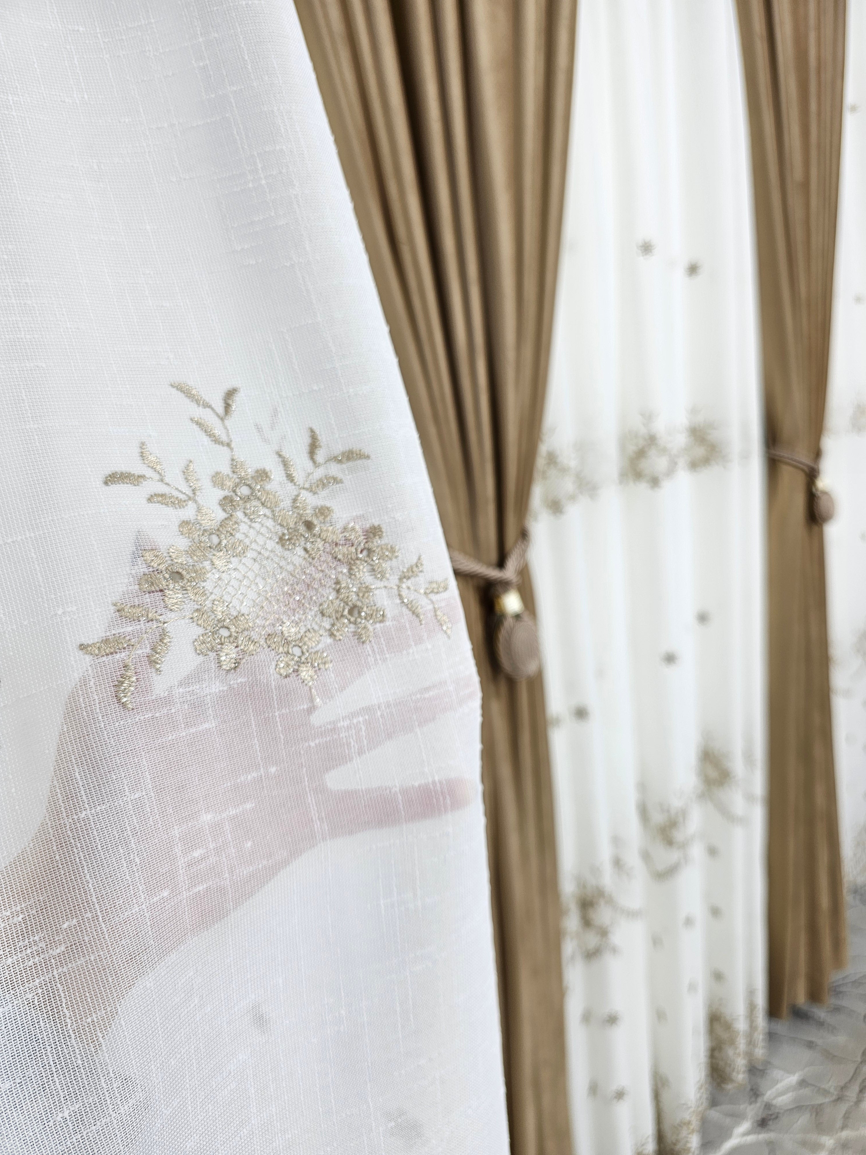 Set Amanda: perdea ivoire din in gros cu broderie bej si draperie din catifea caramel