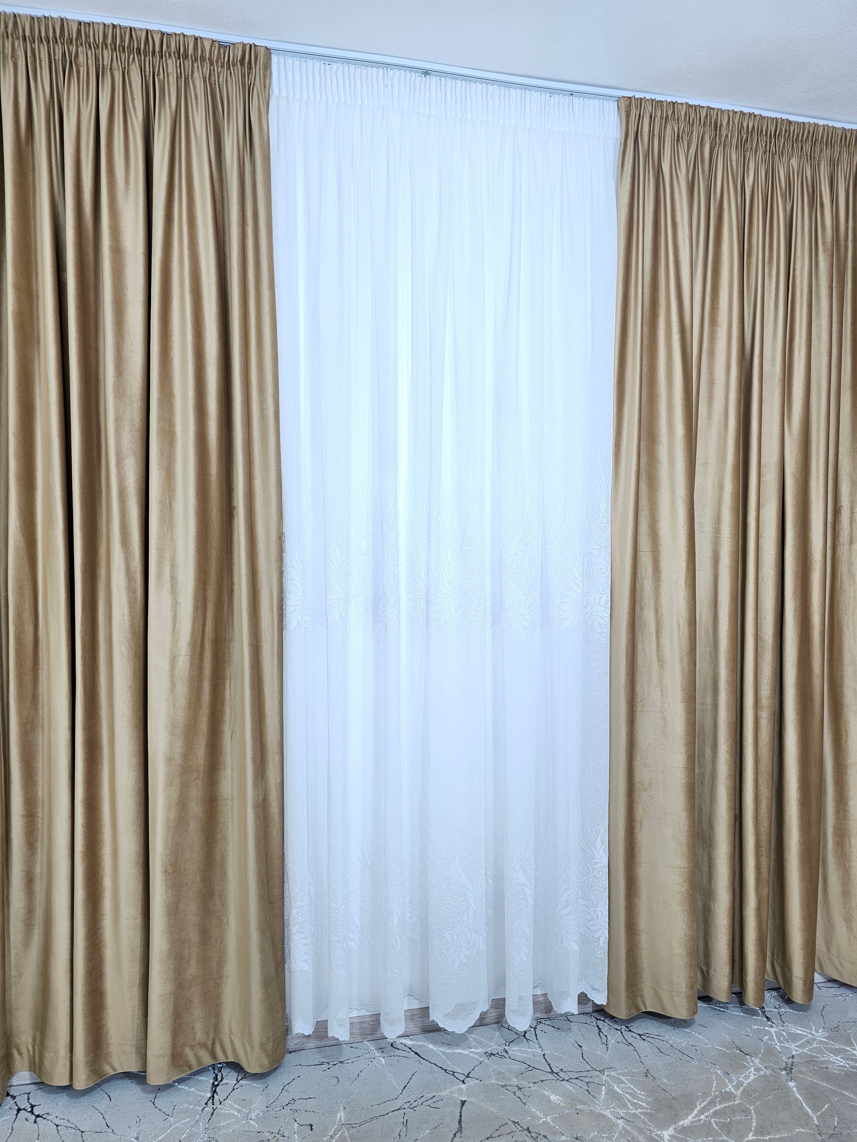 Set Carla: perdea alba din in gros cu broderie si draperie din catifea caramel