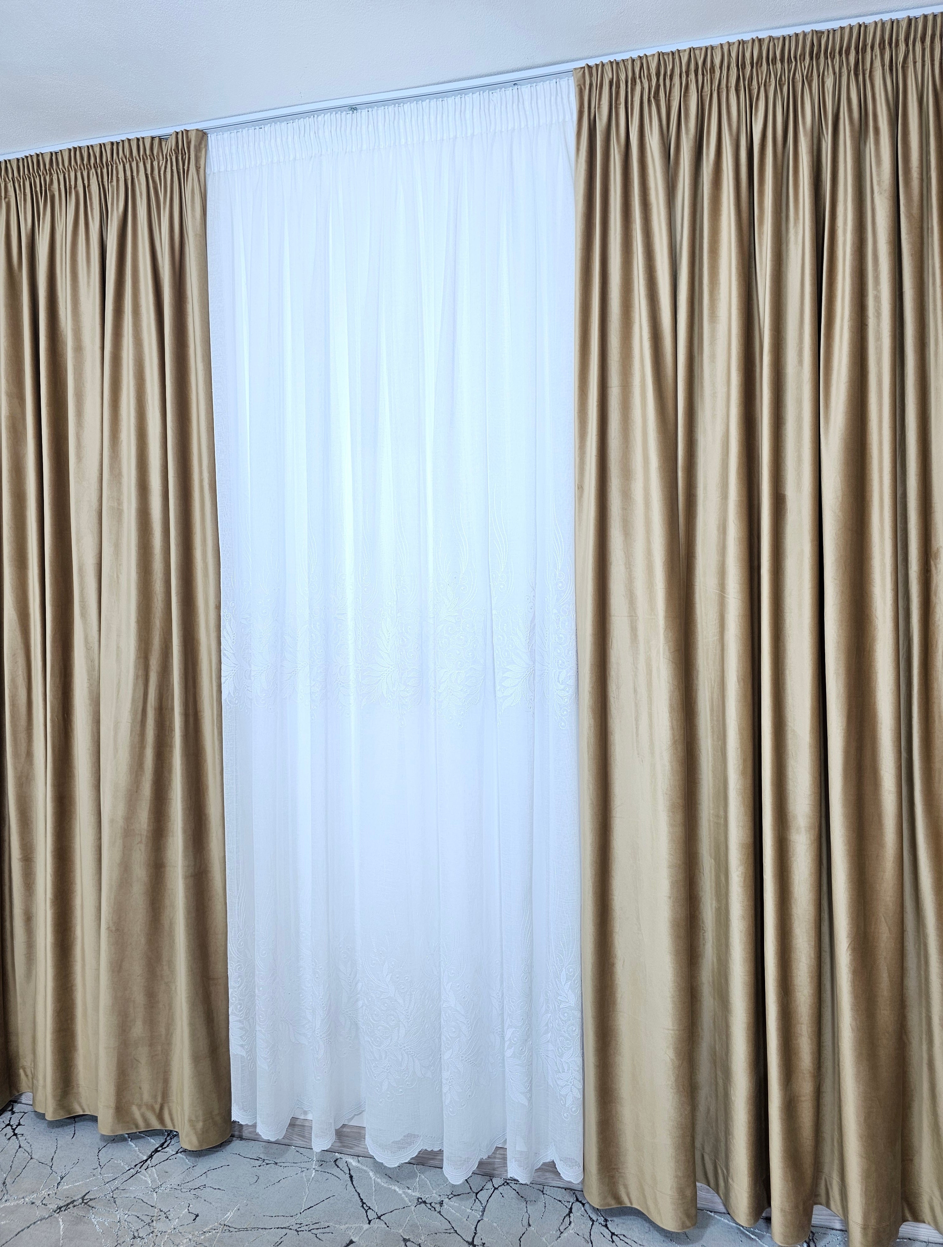 Set Carla: perdea alba din in gros cu broderie si draperie din catifea caramel