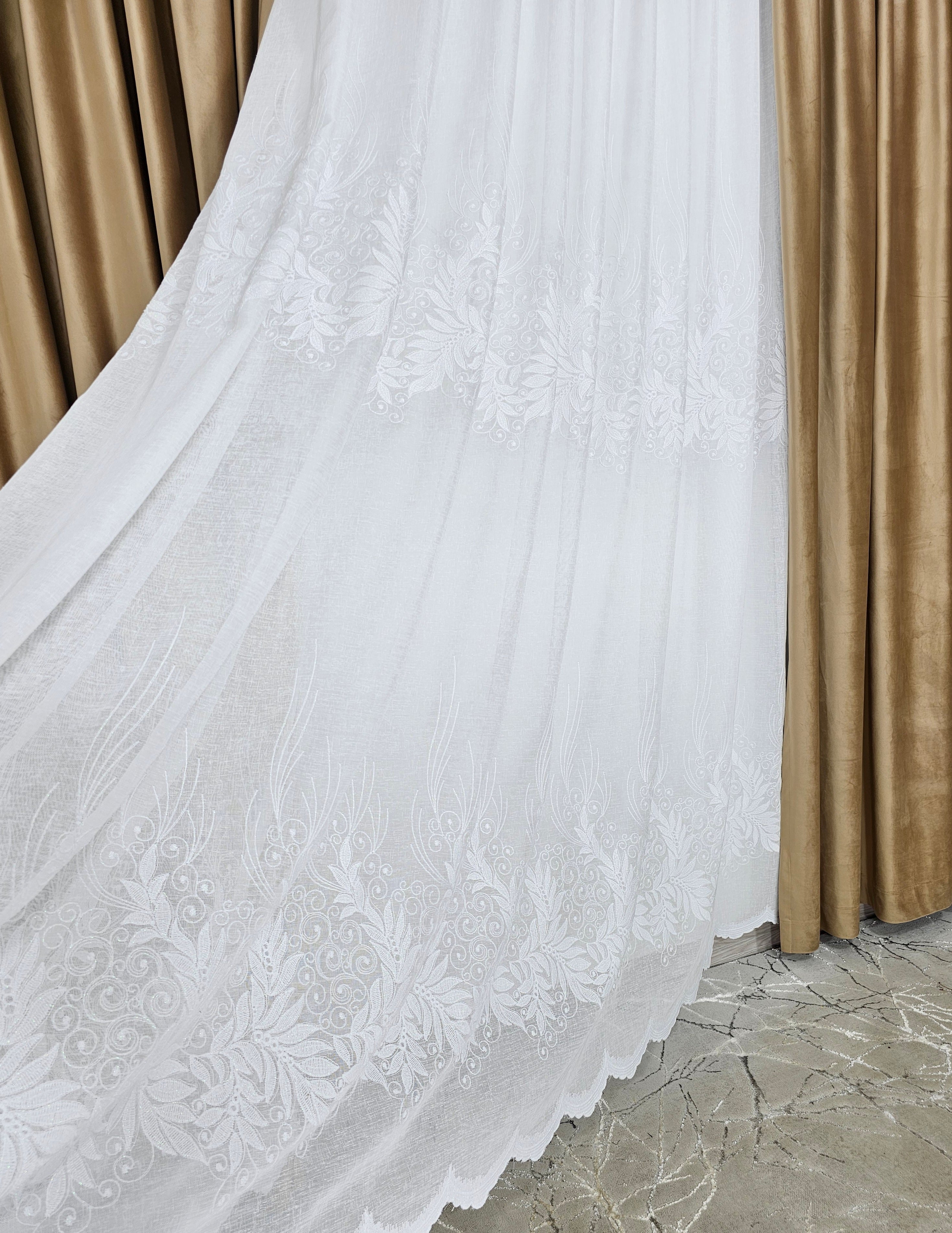 Set Carla: perdea alba din in gros cu broderie si draperie din catifea caramel