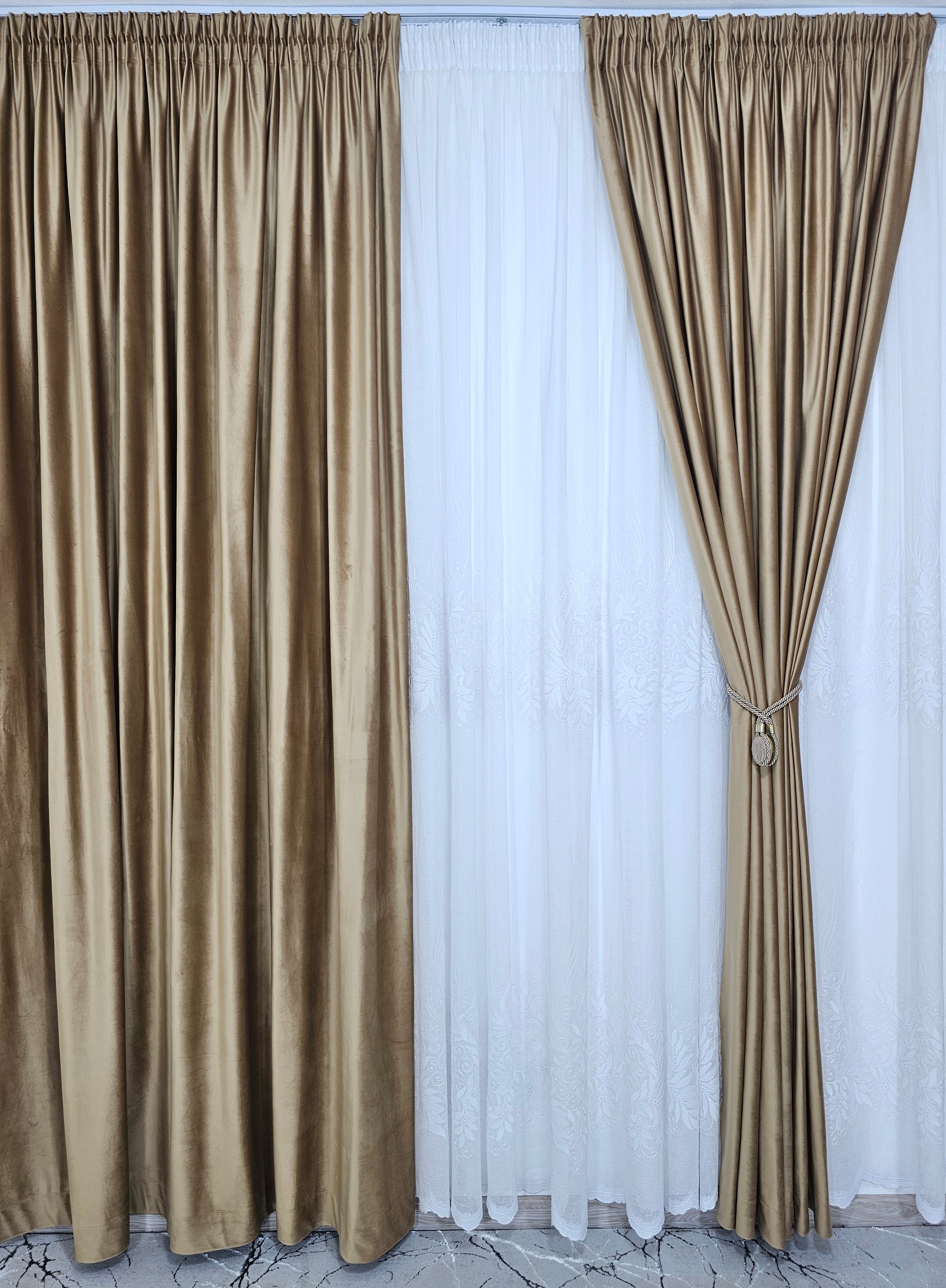Set Carla: perdea alba din in gros cu broderie si draperie din catifea caramel