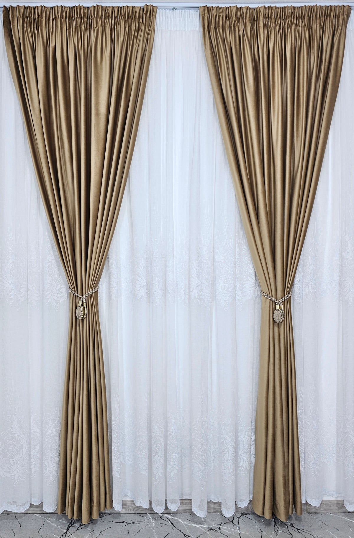 Set Carla: perdea alba din in gros cu broderie si draperie din catifea caramel
