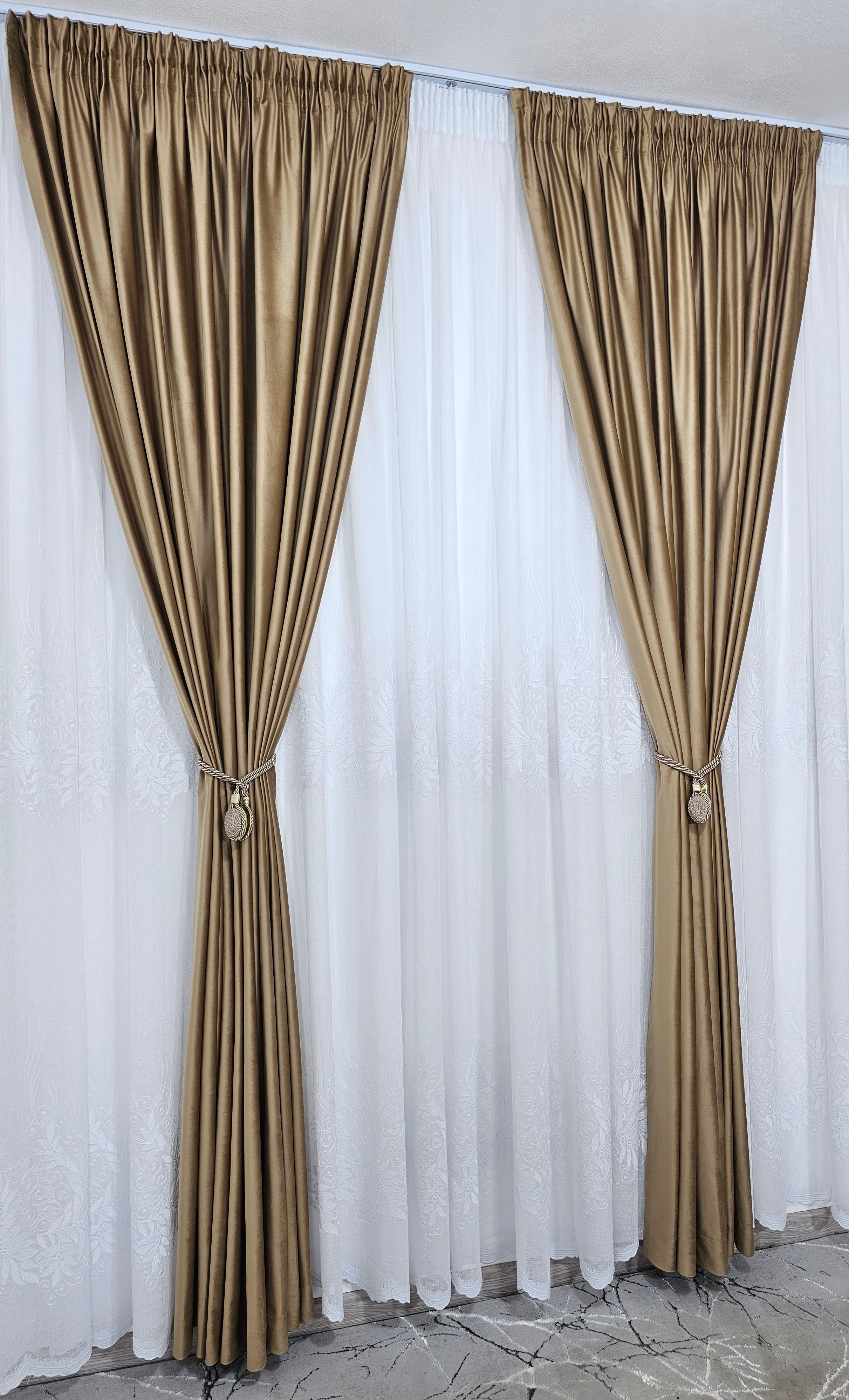Set Carla: perdea alba din in gros cu broderie si draperie din catifea caramel