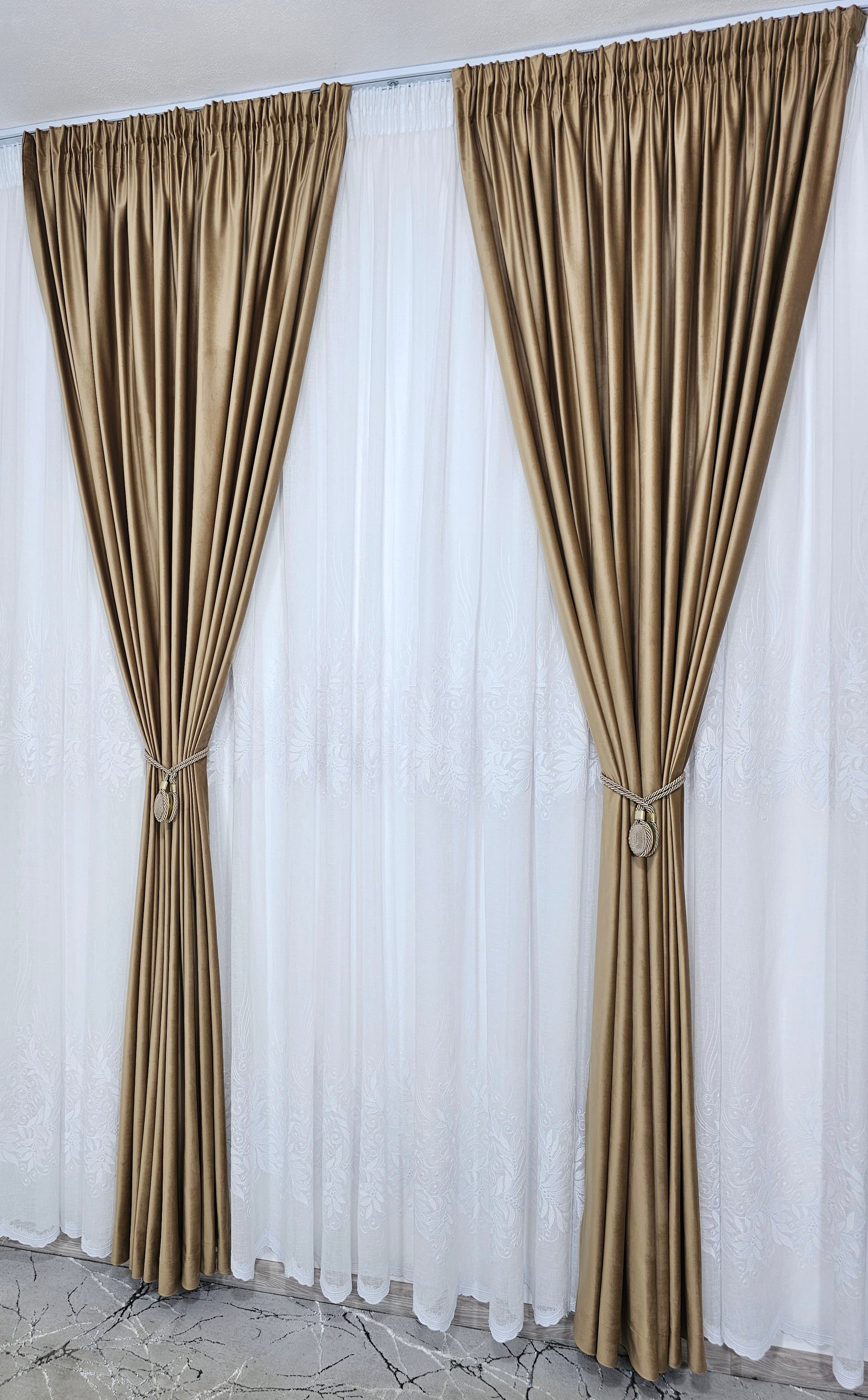 Set Carla: perdea alba din in gros cu broderie si draperie din catifea caramel