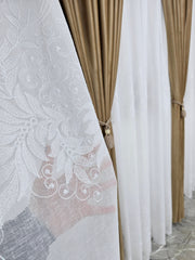 Set Carla: perdea alba din in gros cu broderie si draperie din catifea caramel