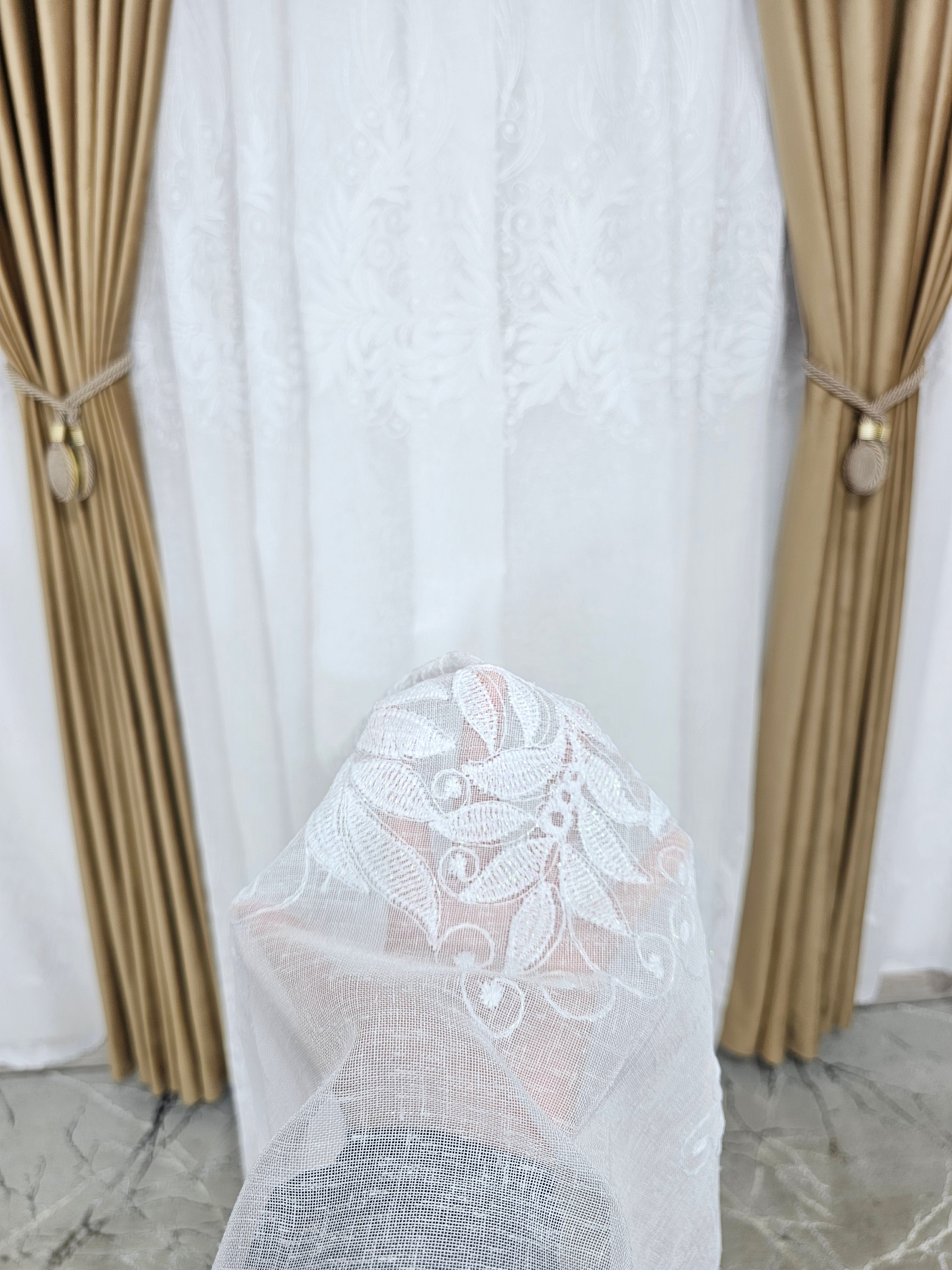 Set Carla: perdea alba din in gros cu broderie si draperie din catifea caramel