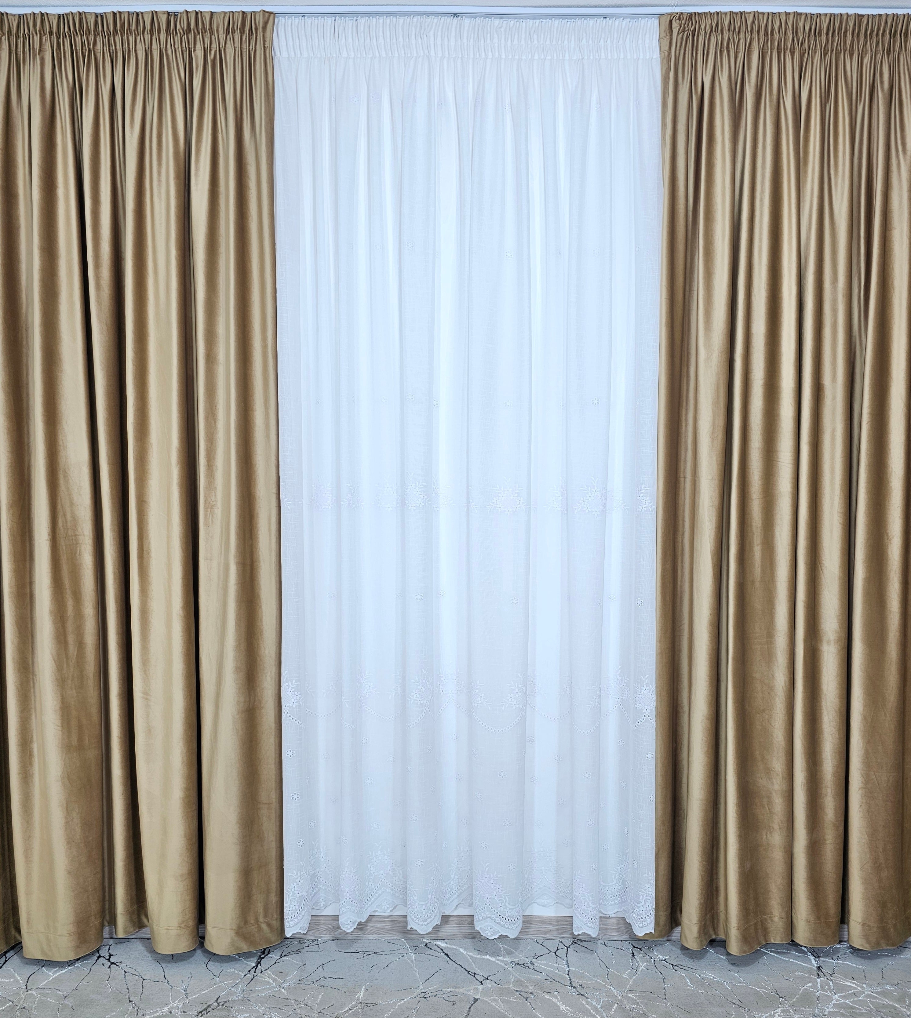 Set Timeea: perdea alba din in gros cu broderie si draperie din catifea caramel
