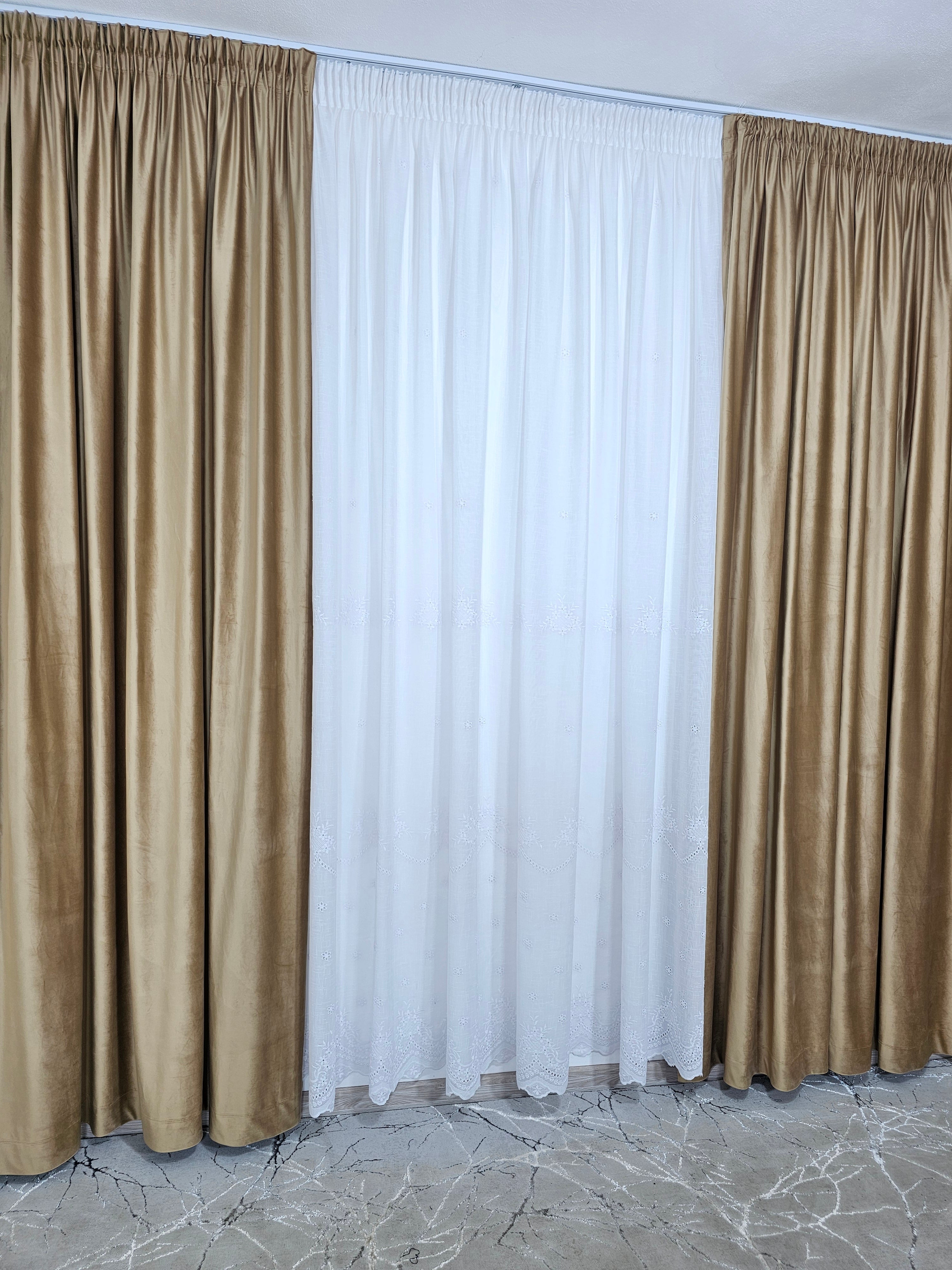 Set Timeea: perdea alba din in gros cu broderie si draperie din catifea caramel