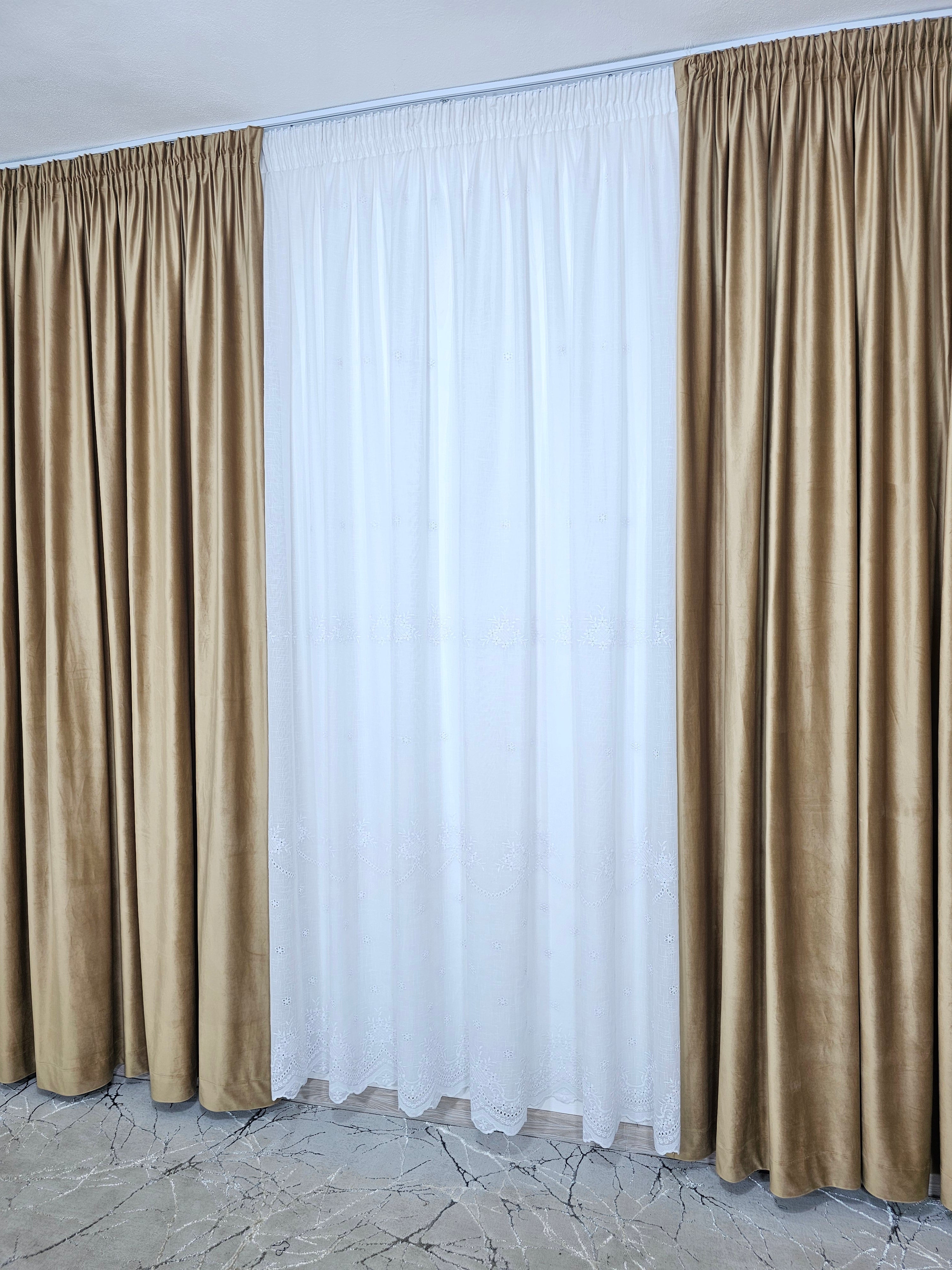 Set Timeea: perdea alba din in gros cu broderie si draperie din catifea caramel