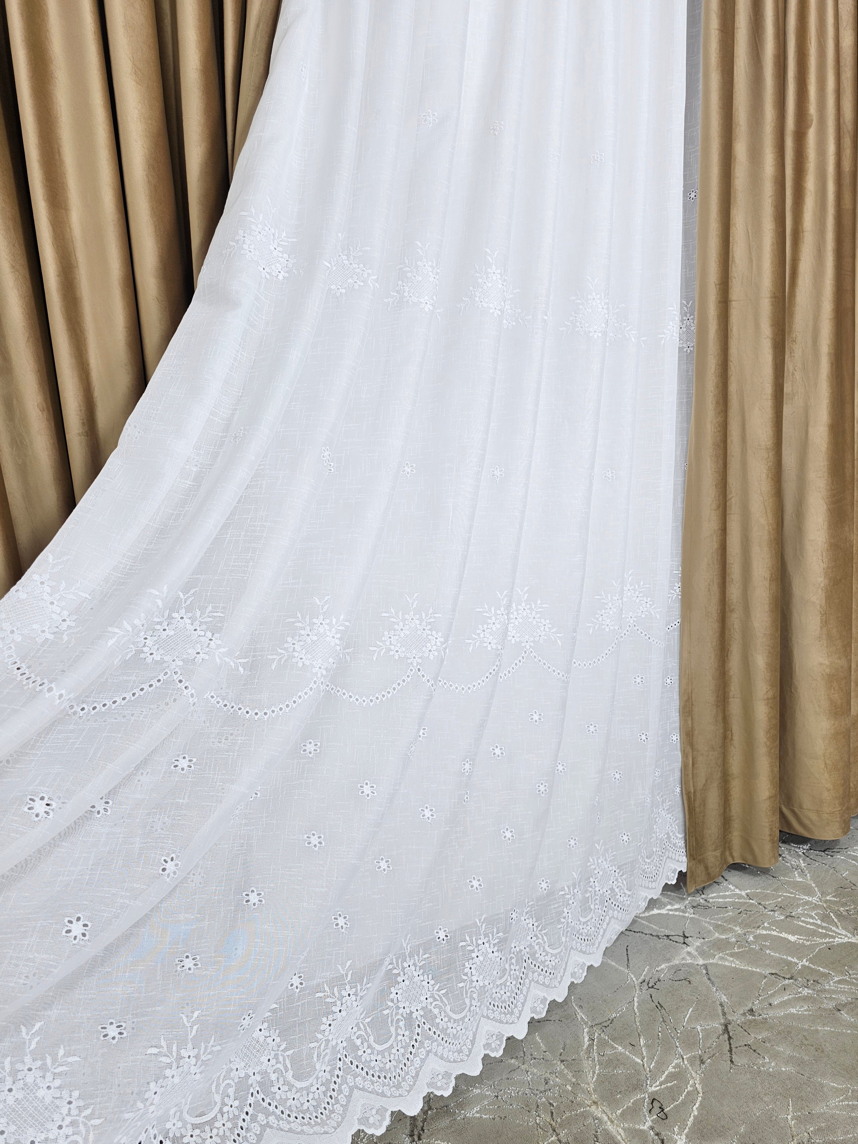 Set Timeea: perdea alba din in gros cu broderie si draperie din catifea caramel