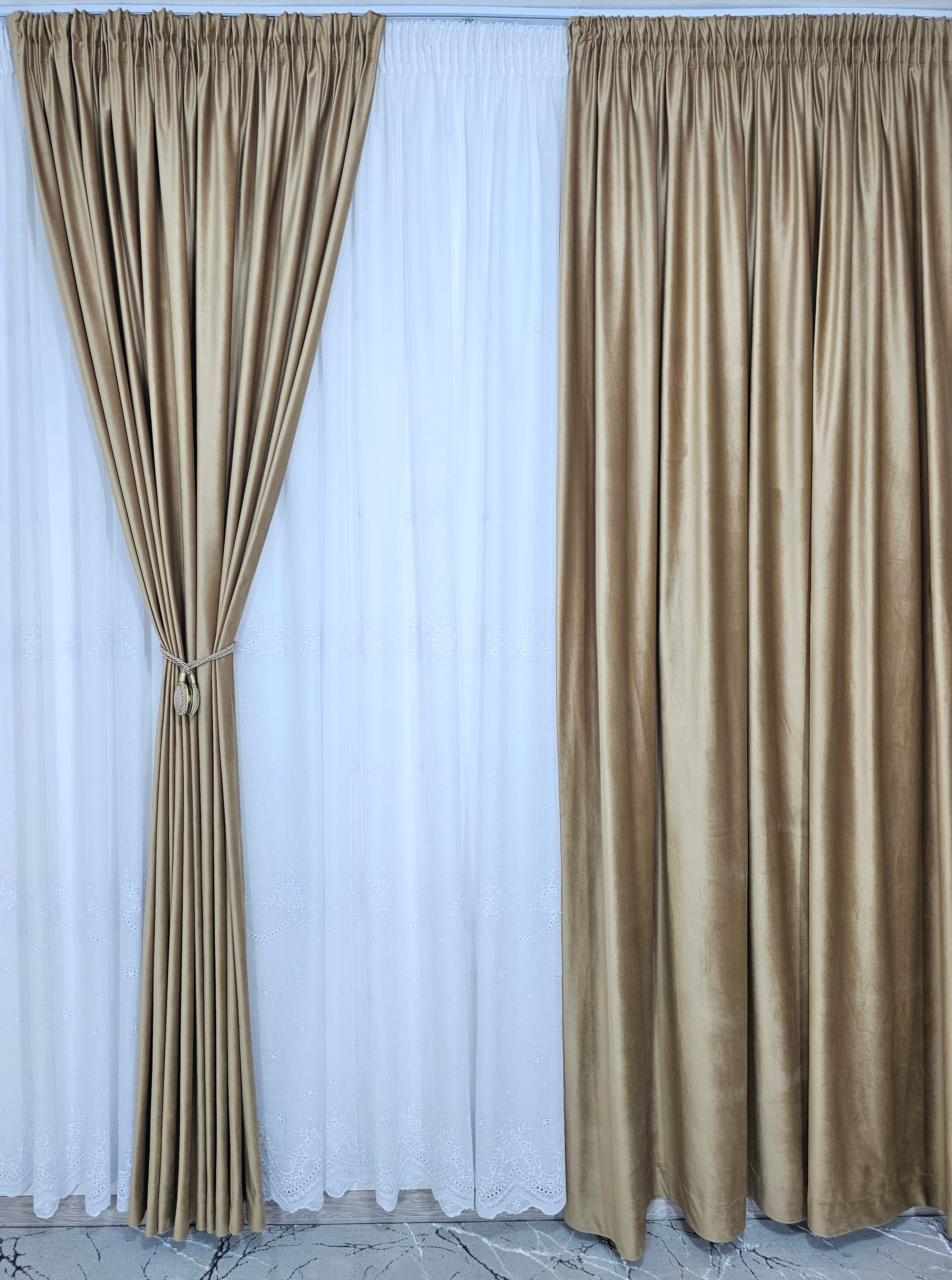 Set Timeea: perdea alba din in gros cu broderie si draperie din catifea caramel