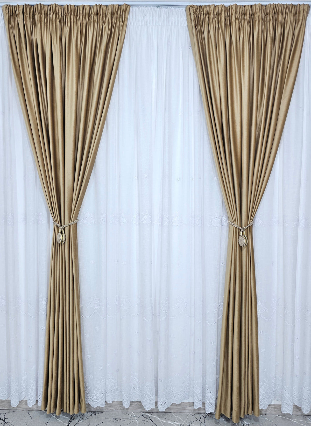 Set Timeea: perdea alba din in gros cu broderie si draperie din catifea caramel