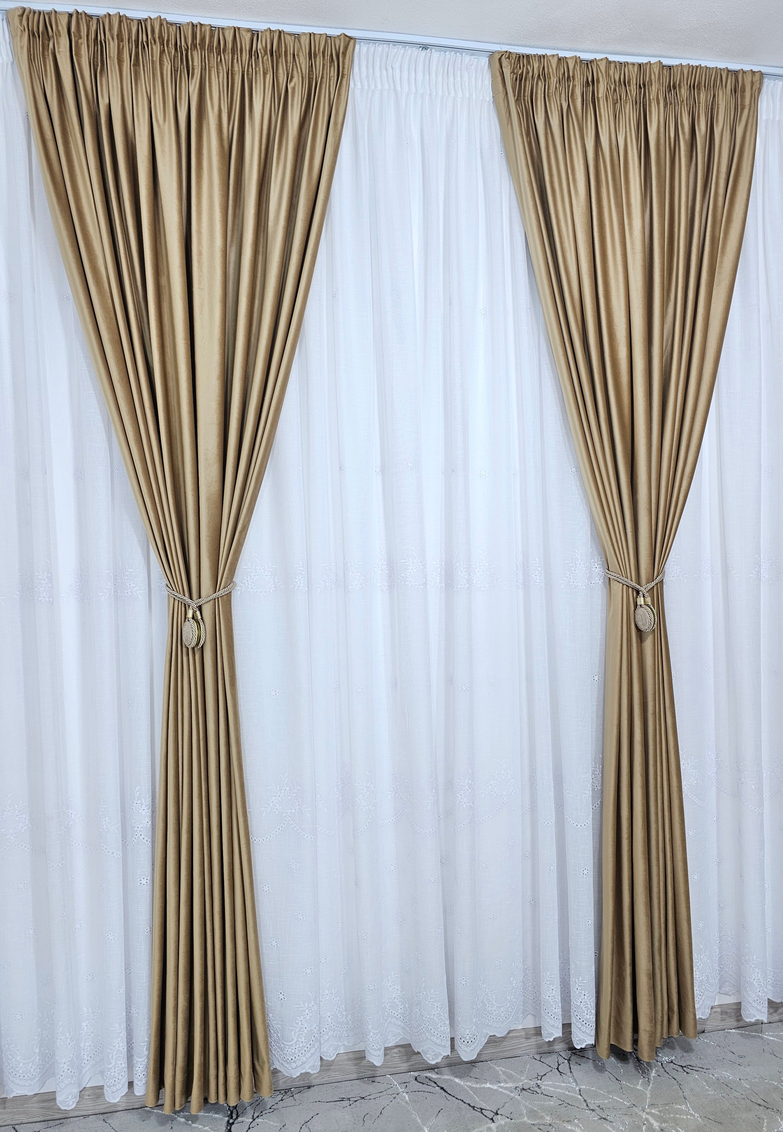 Set Timeea: perdea alba din in gros cu broderie si draperie din catifea caramel