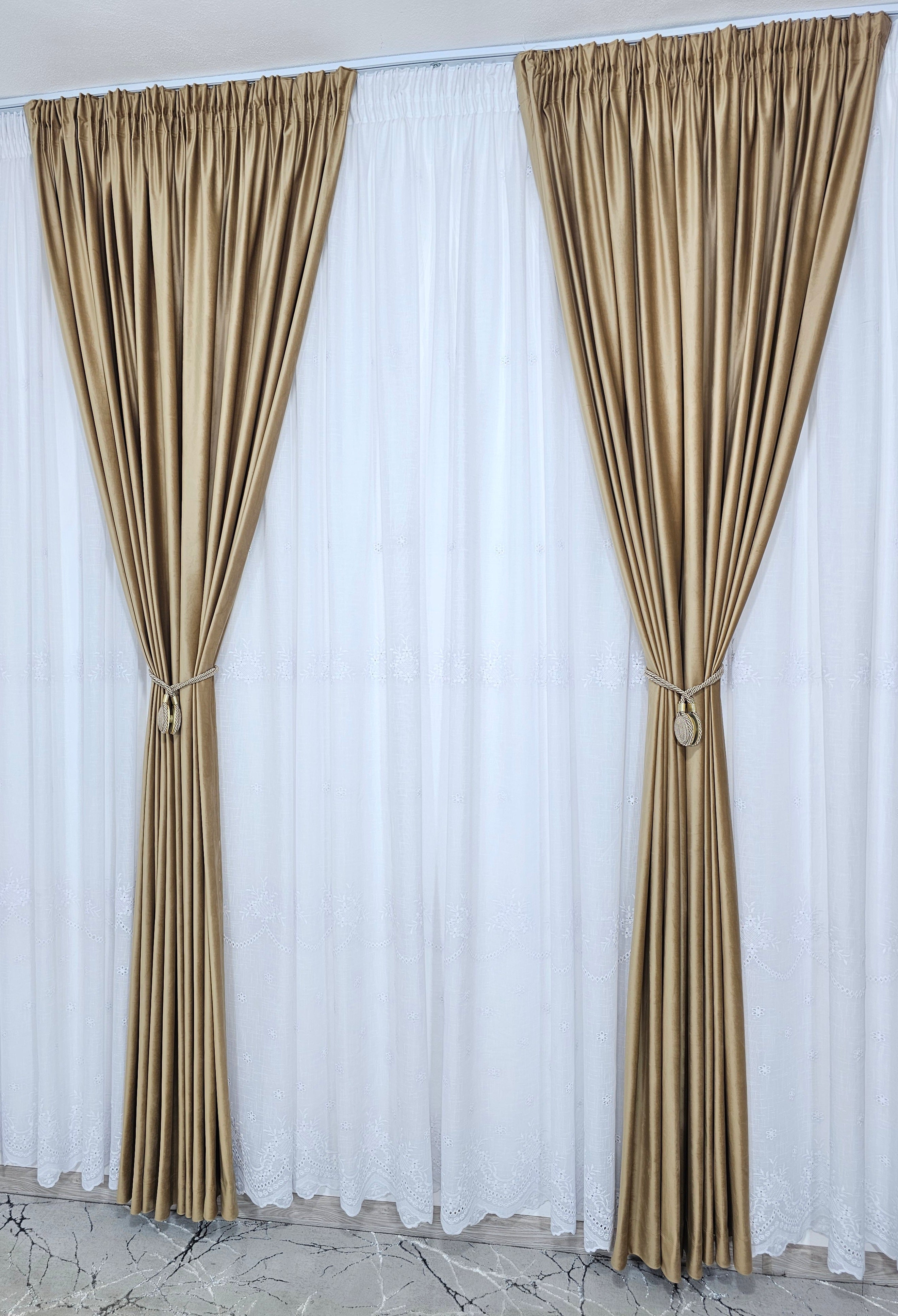 Set Timeea: perdea alba din in gros cu broderie si draperie din catifea caramel