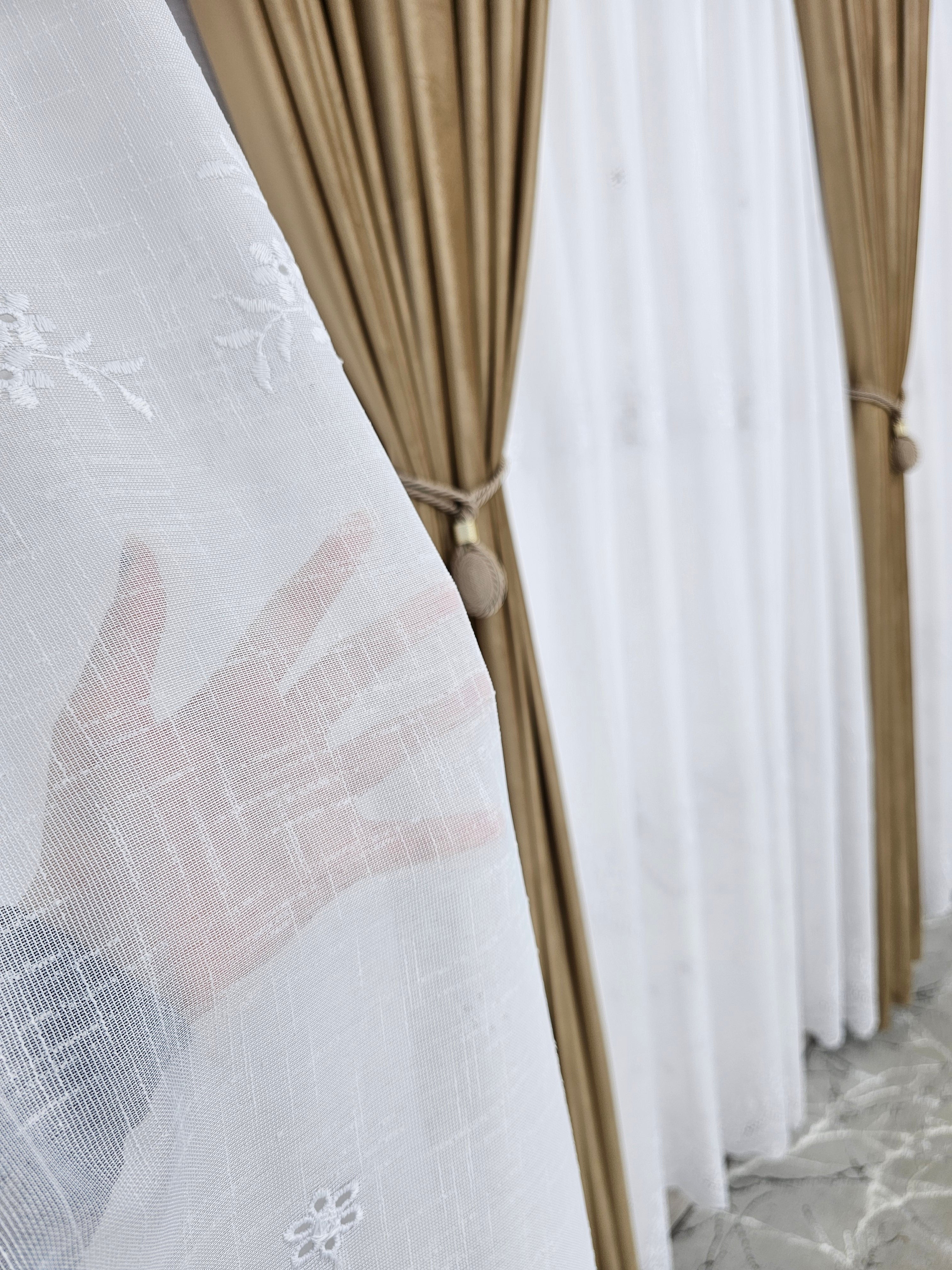 Set Timeea: perdea alba din in gros cu broderie si draperie din catifea caramel