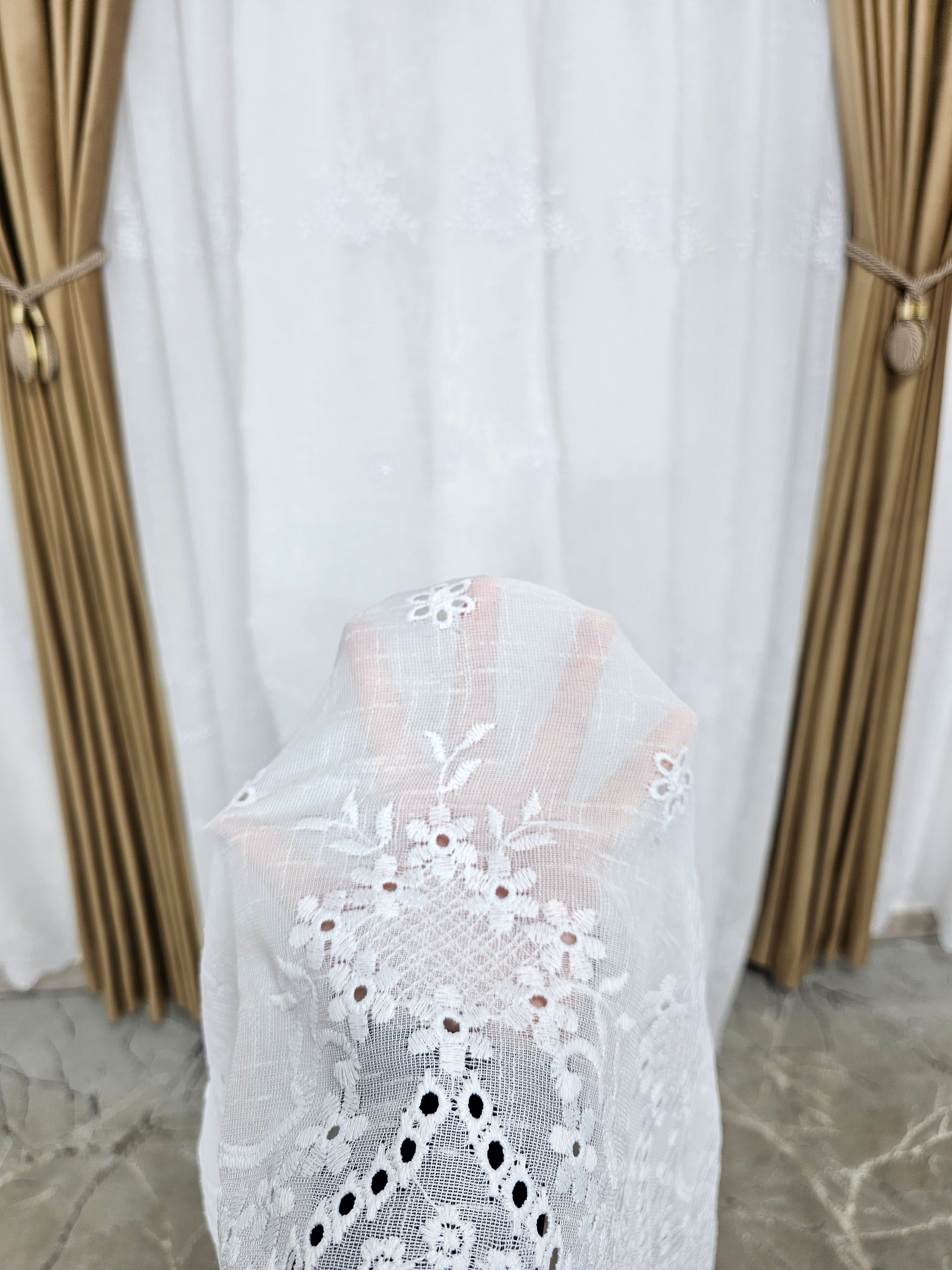 Set Timeea: perdea alba din in gros cu broderie si draperie din catifea caramel
