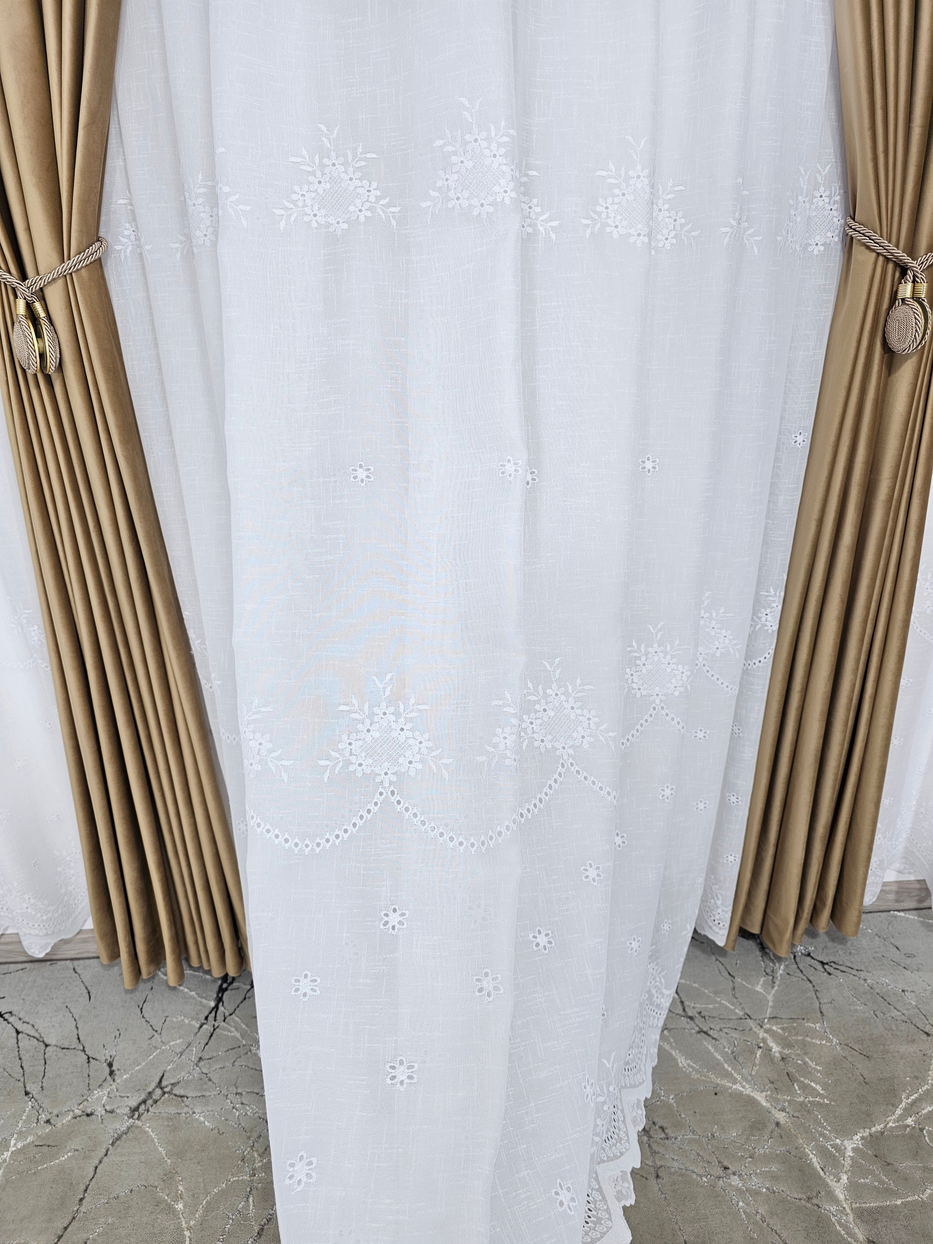 Set Timeea: perdea alba din in gros cu broderie si draperie din catifea caramel