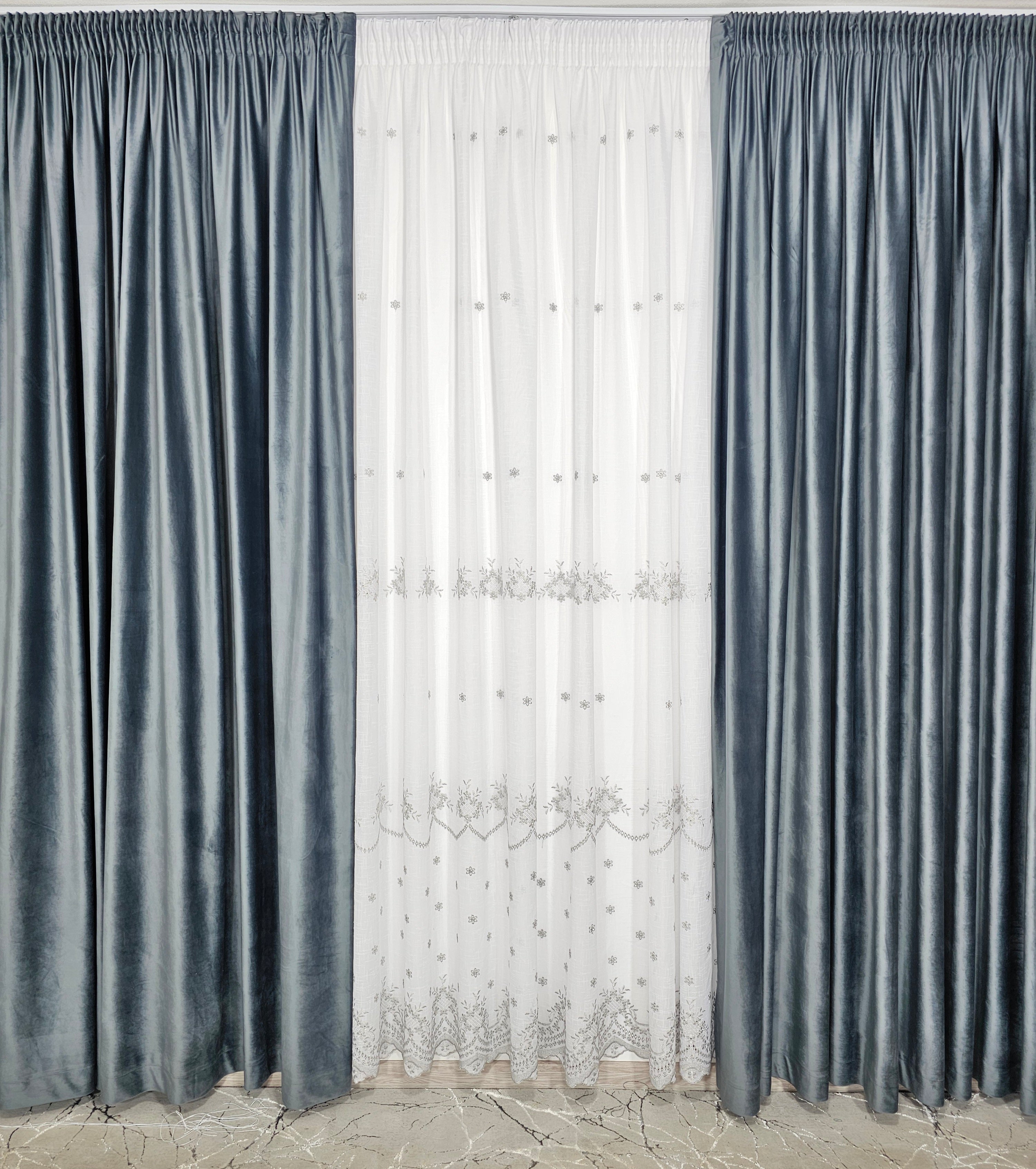 Set Samira: perdea alba din in gros cu broderie gri si draperie din catifea gri antracit