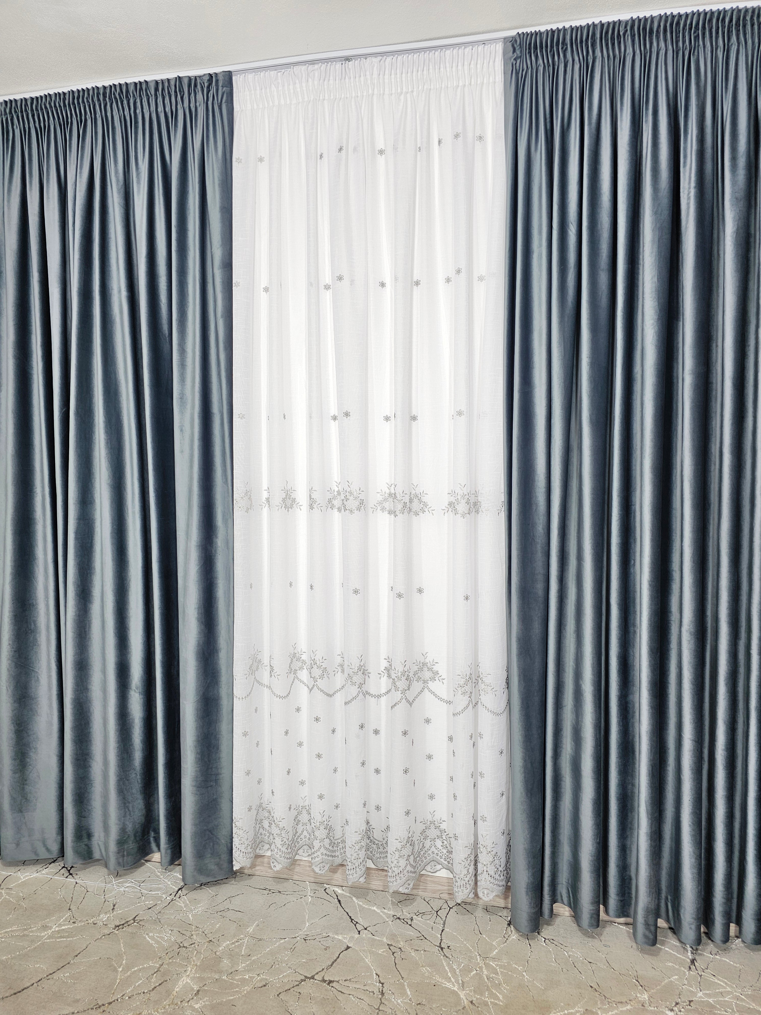 Set Samira: perdea alba din in gros cu broderie gri si draperie din catifea gri antracit