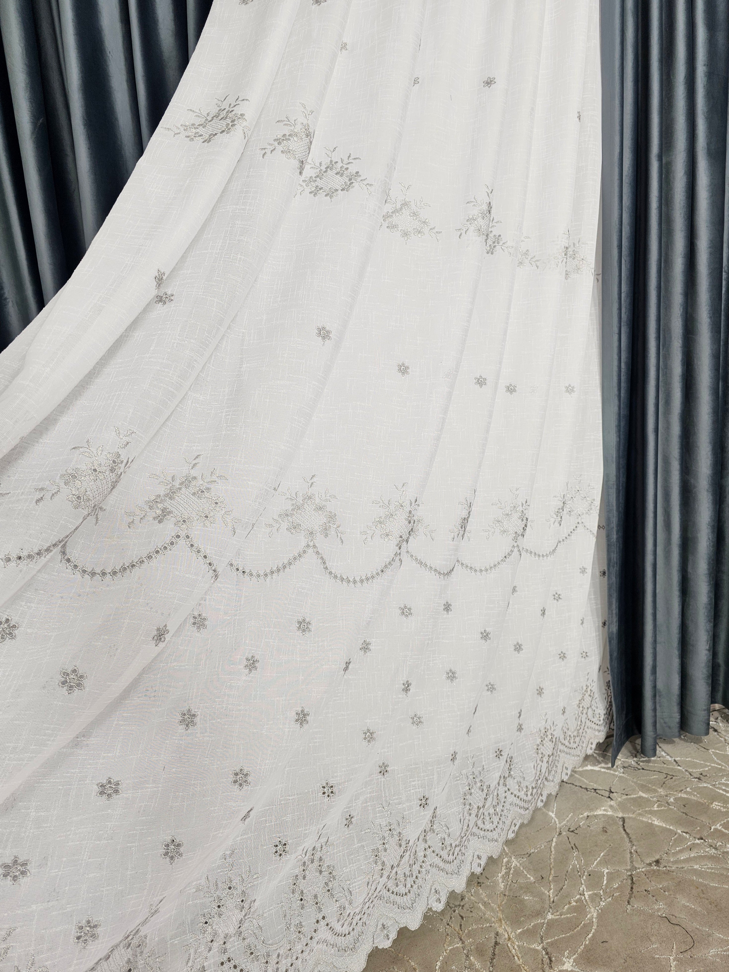 Set Samira: perdea alba din in gros cu broderie gri si draperie din catifea gri antracit