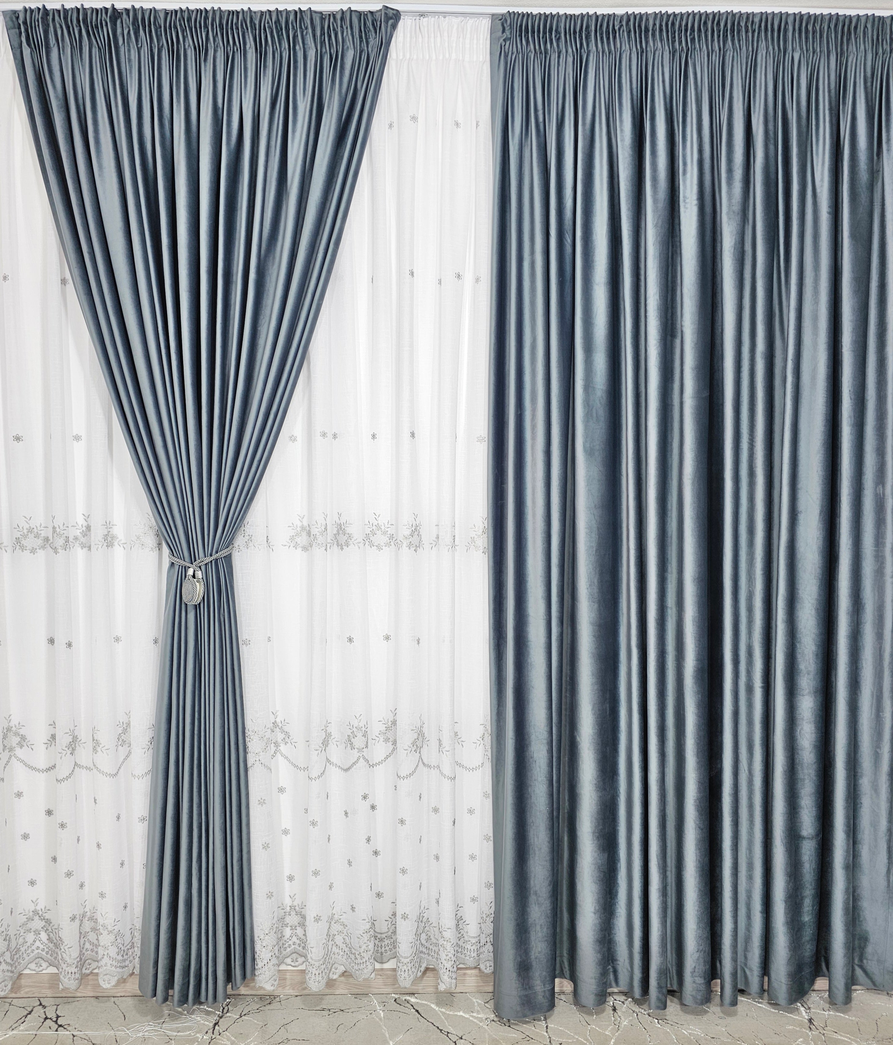 Set Samira: perdea alba din in gros cu broderie gri si draperie din catifea gri antracit