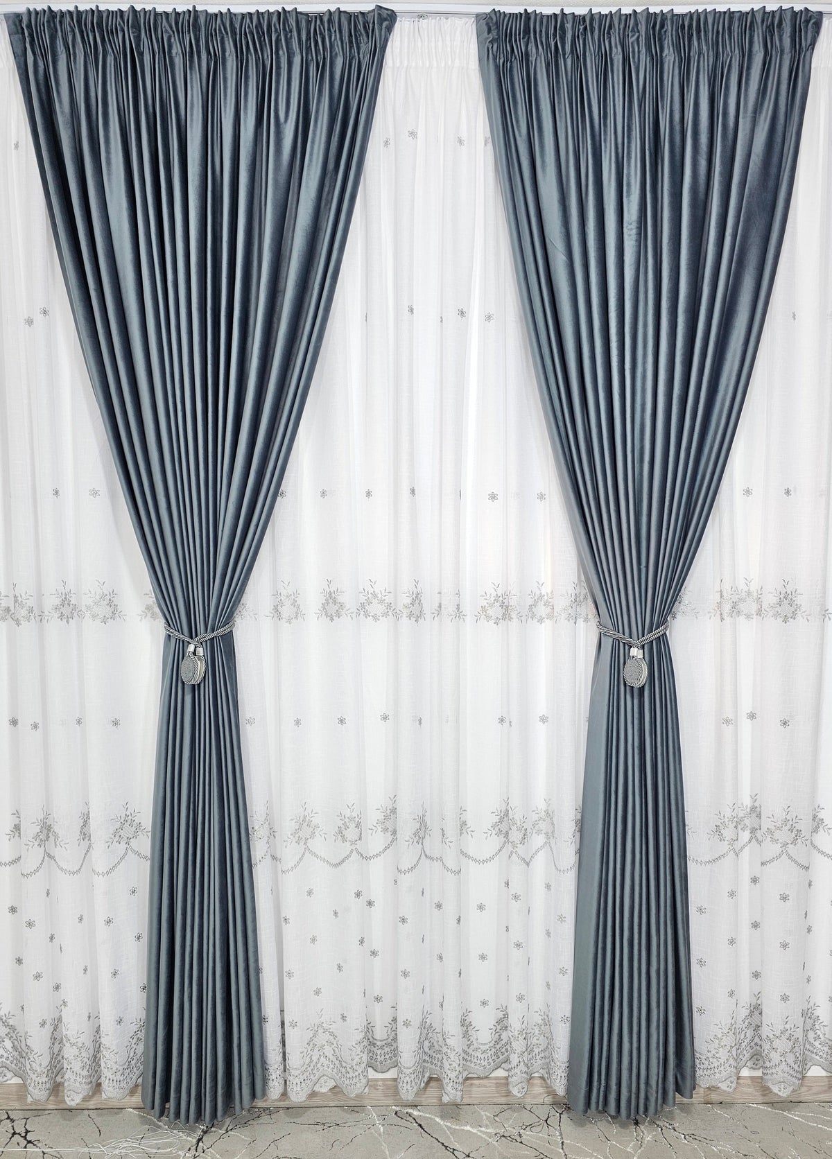 Set Samira: perdea alba din in gros cu broderie gri si draperie din catifea gri antracit